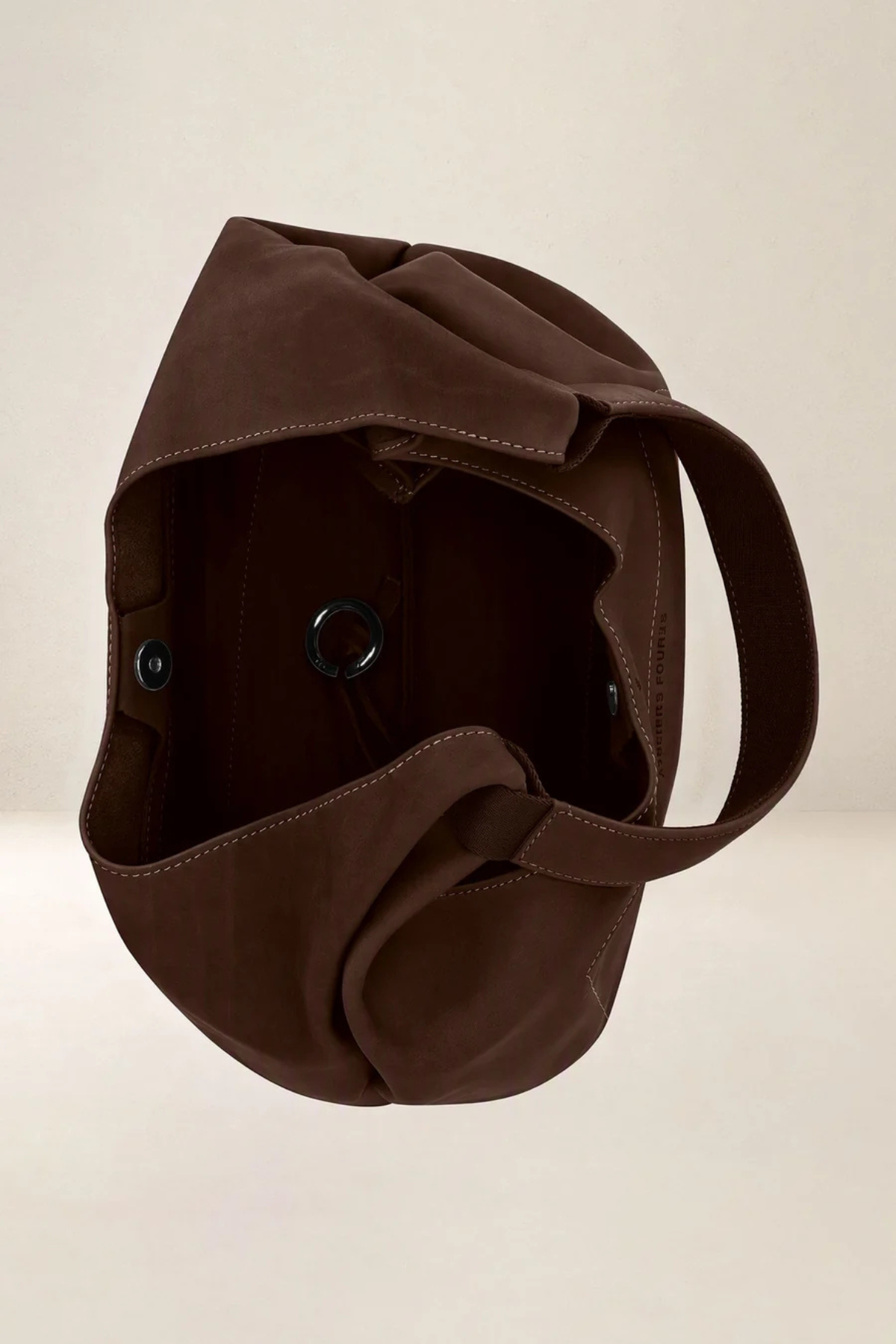 Intérieur du sac Amazone en cuir chocolat, fermeture aimantée et porte-clés à mousqueton