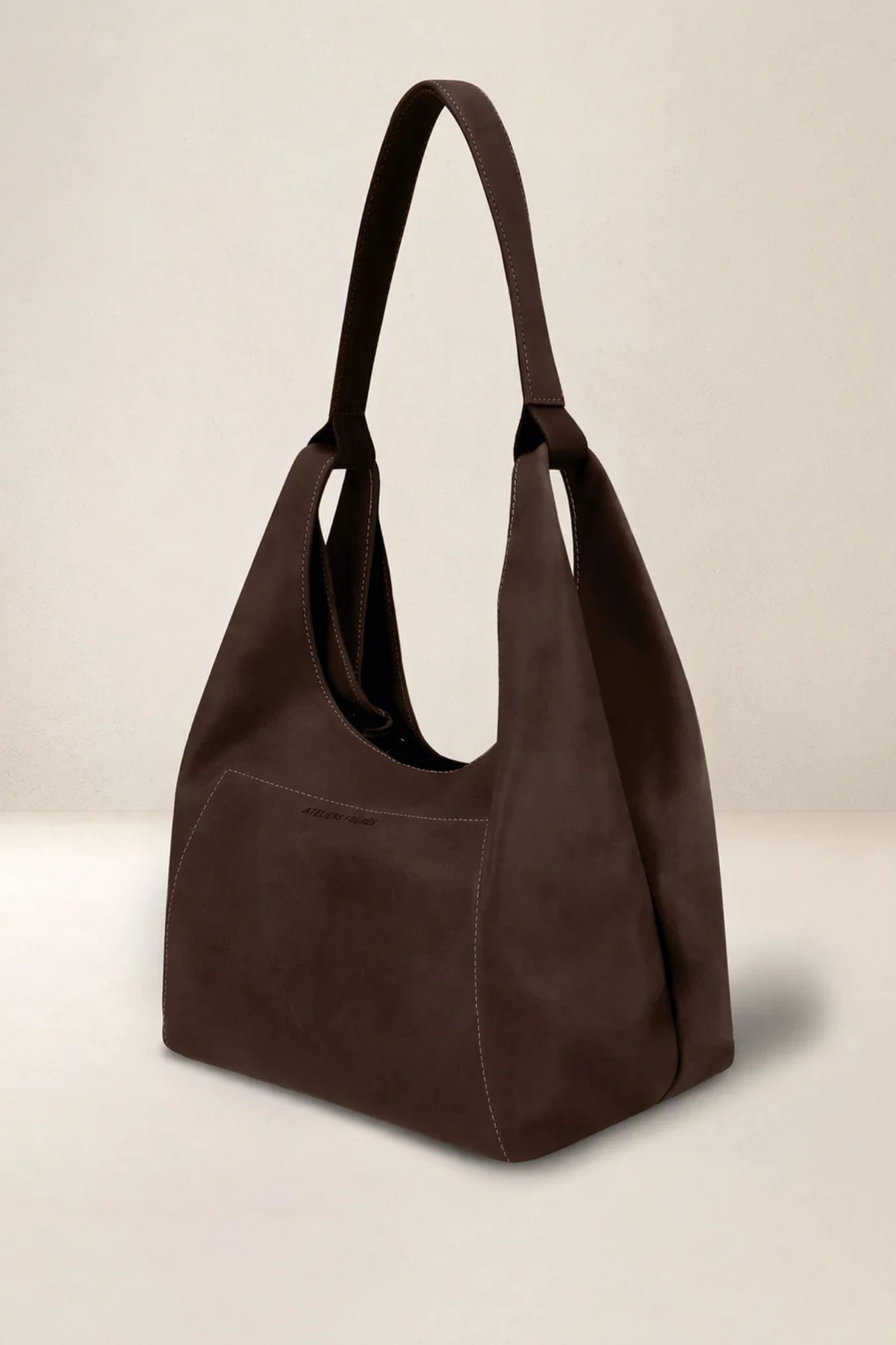 Sac porté épaule en cuir chocolat Amazone Ateliers Fourès, vue de trois-quarts