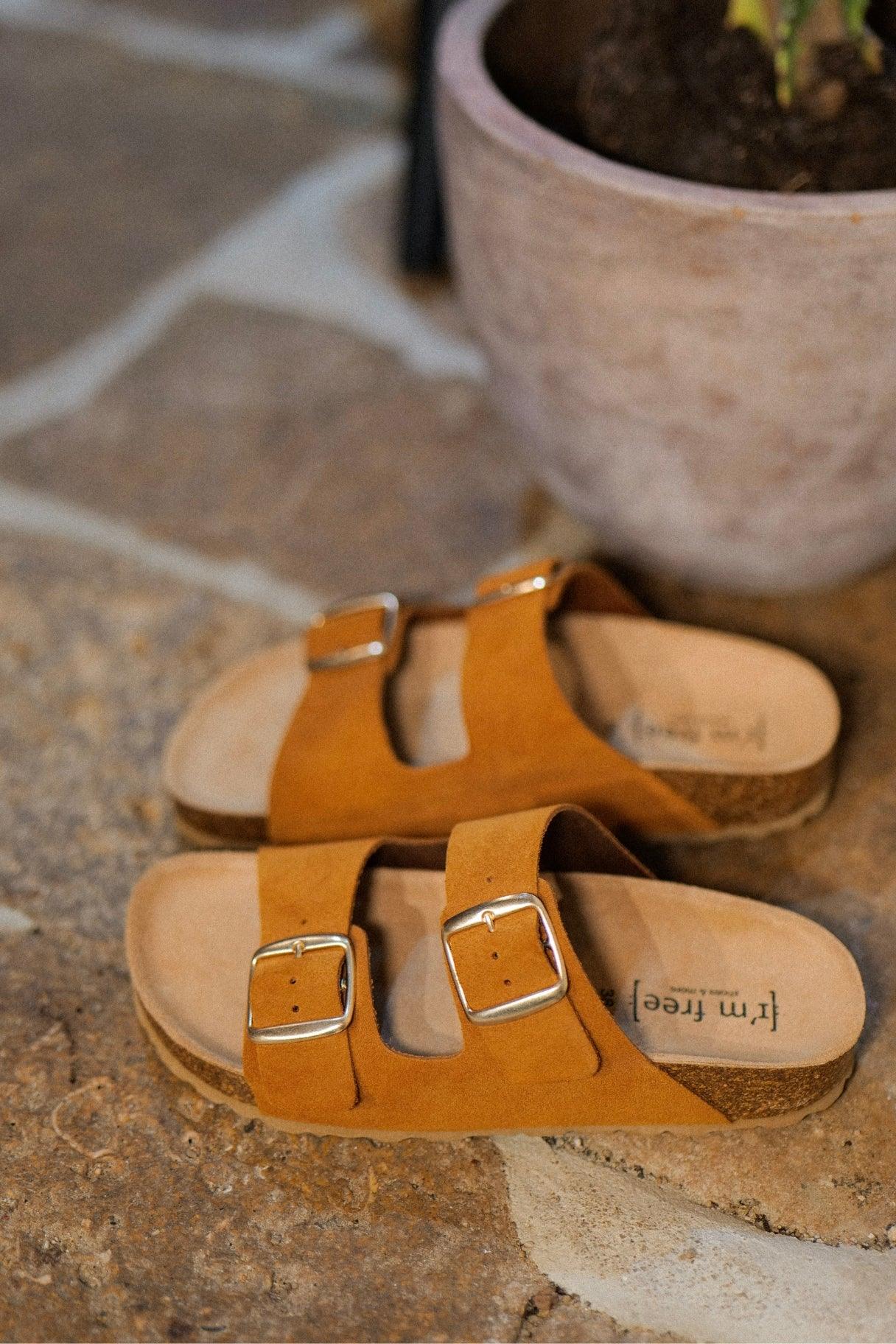Sandales camel à double bride avec boucles métalliques et semelle effet liège