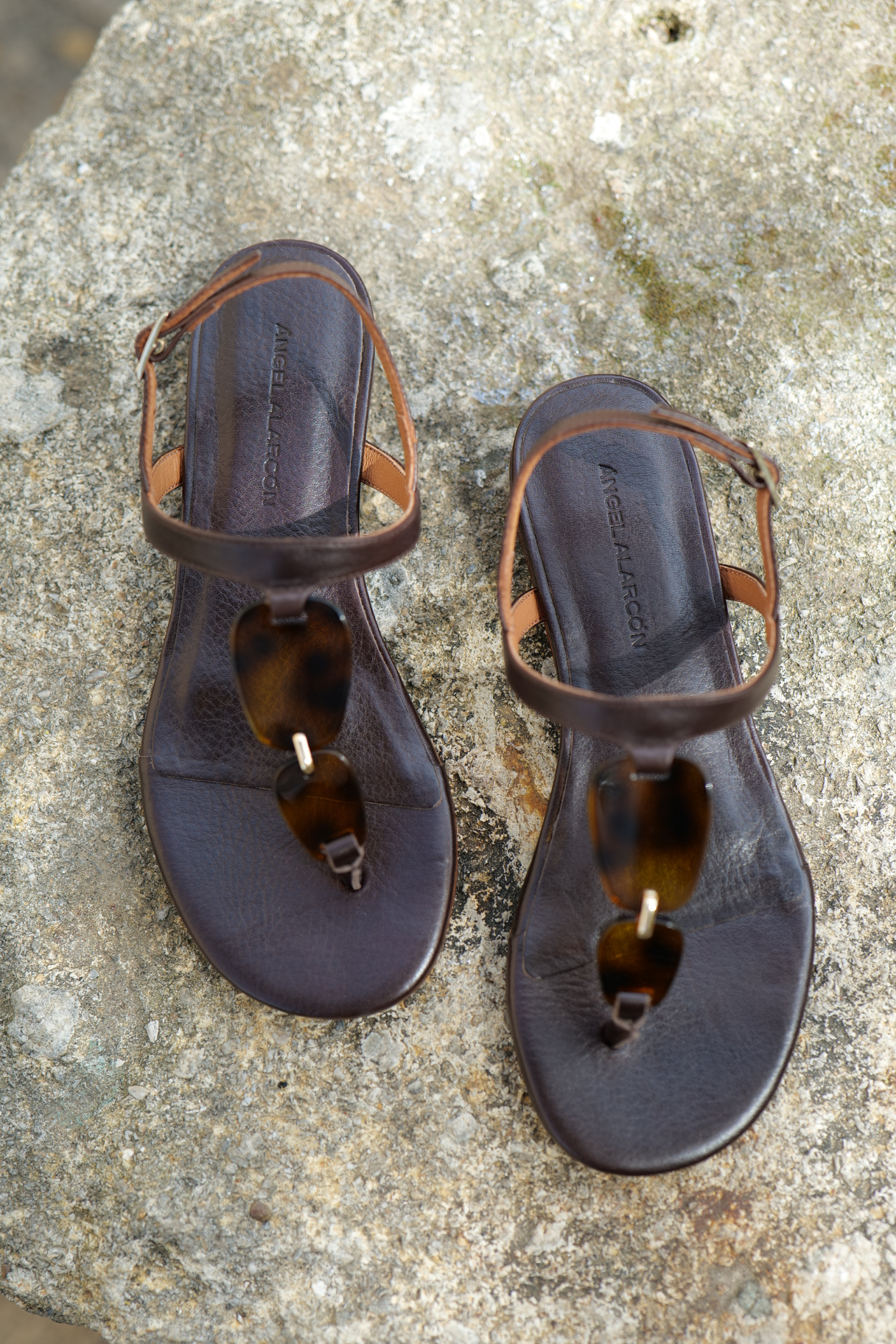 Sandales tongs femme cuir marron Ángel Alarcón avec détail écaille de tortue vue de dessus