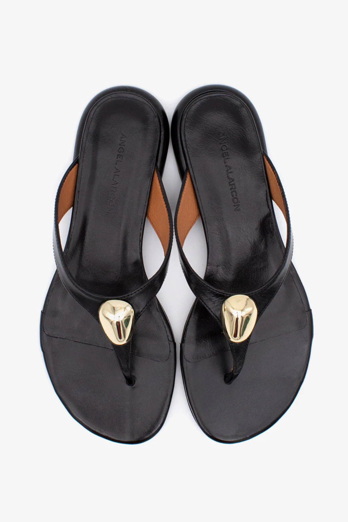 Sandales tong cuir noir Claudia Ángel Alarcón avec ornement doré, vue du dessus