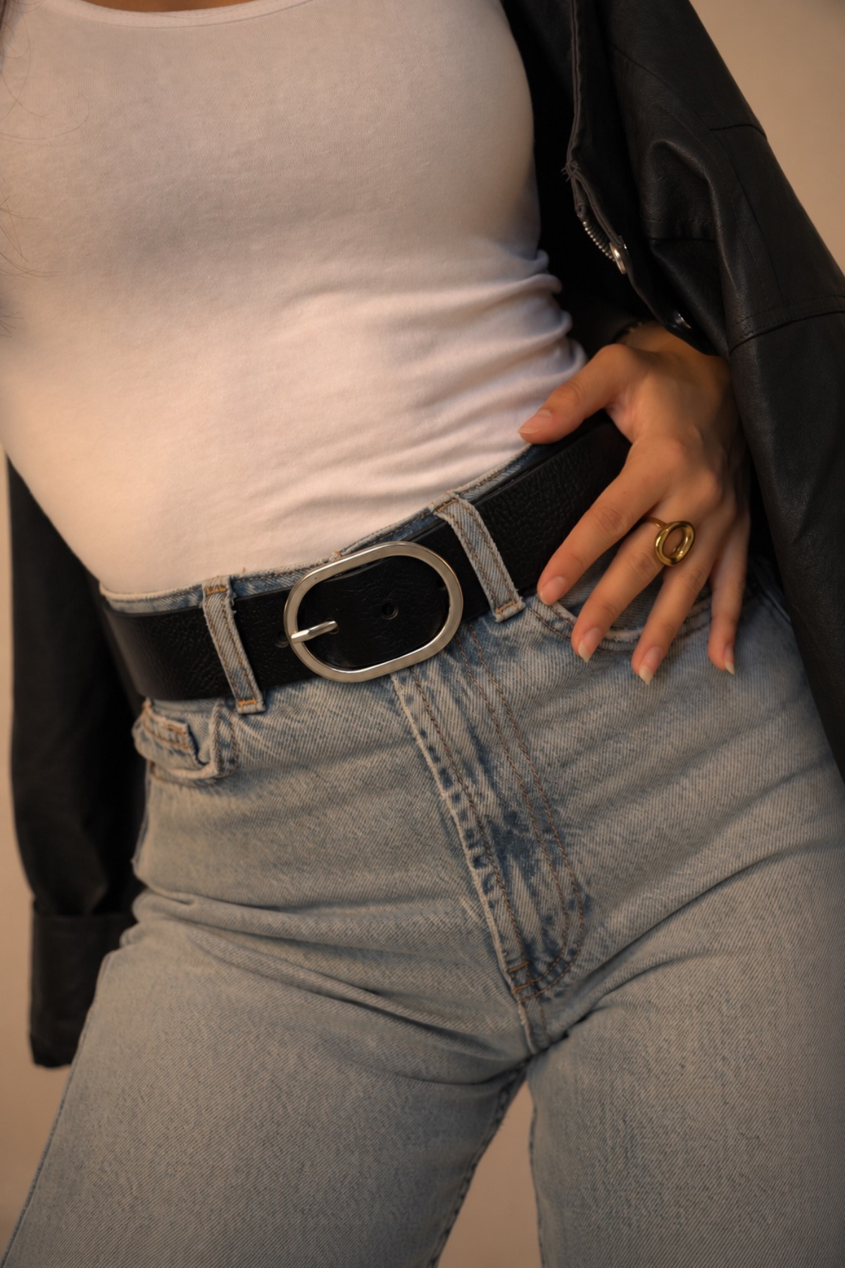 Ceinture Louise en cuir noir, boucle ovale argentée – Atelier Nappa