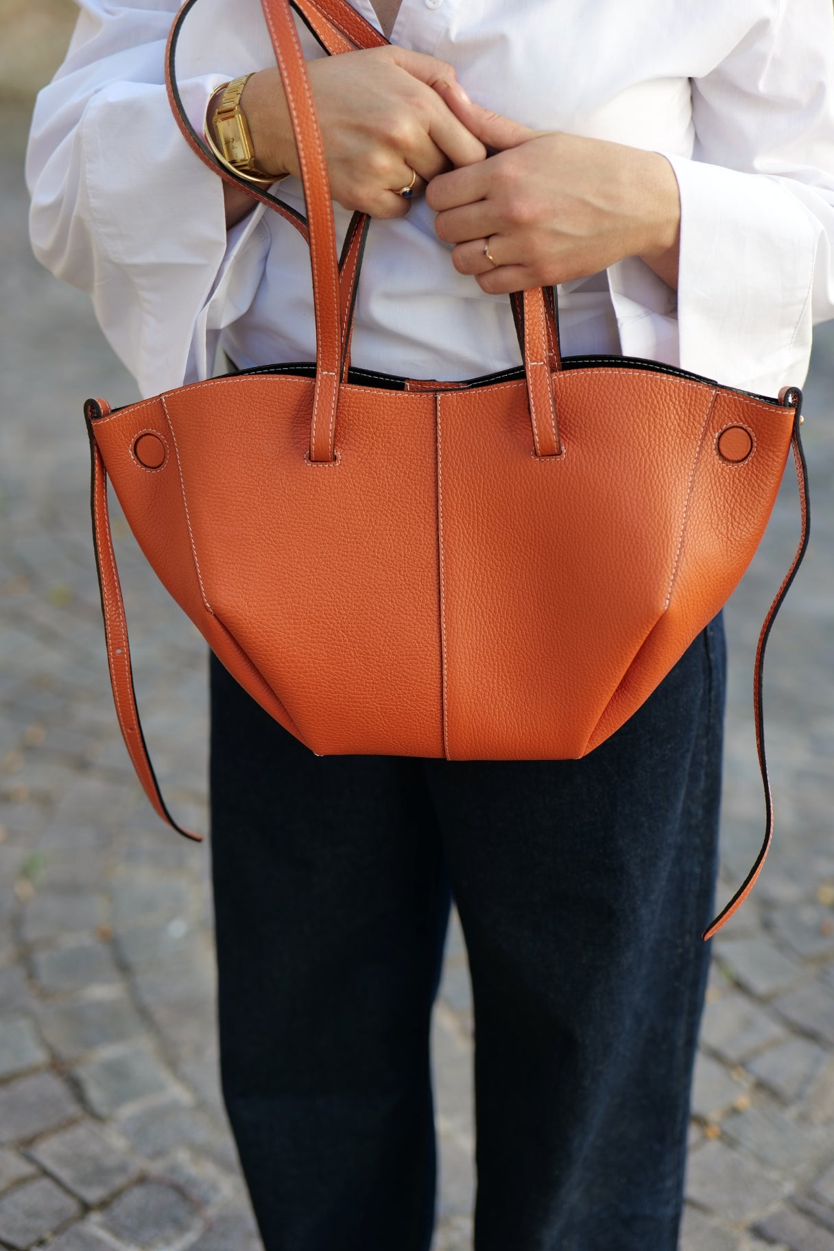 Sac à main Elyos - Cuir grainé marron forme croissant