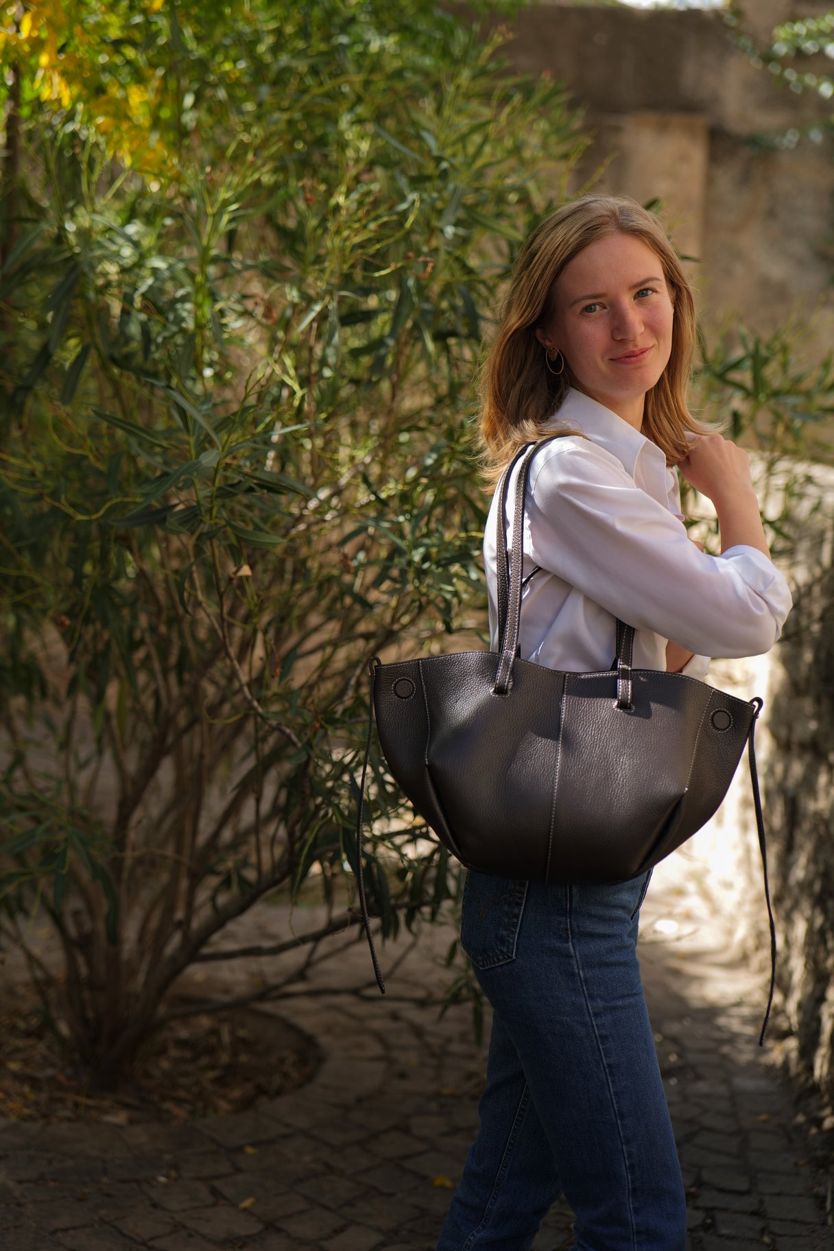 Sac à main Elyos - Cuir grainé marron forme croissant