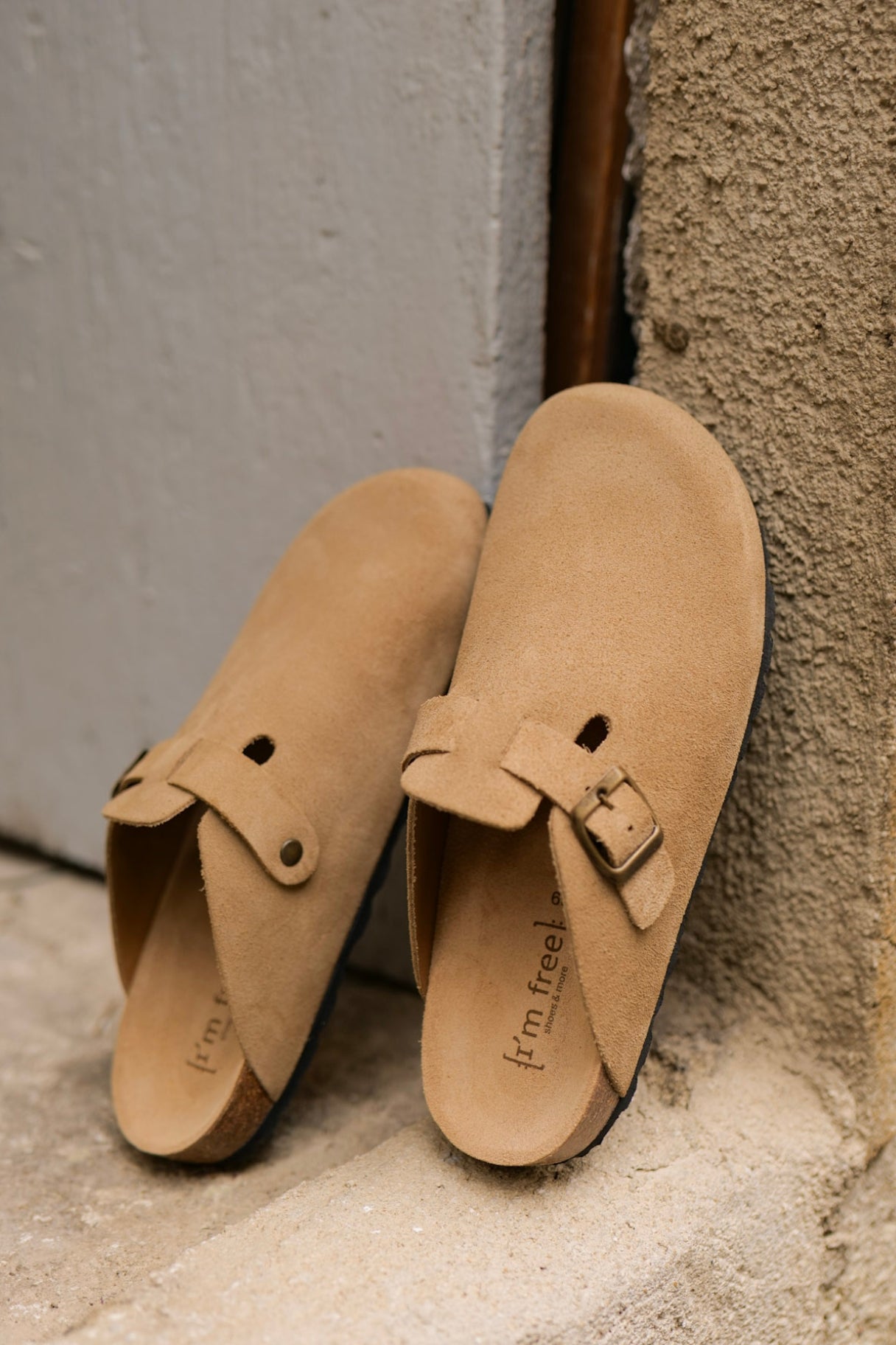 sabots femme en cuir daim beige avec boucle métallique et semelle ergonomique