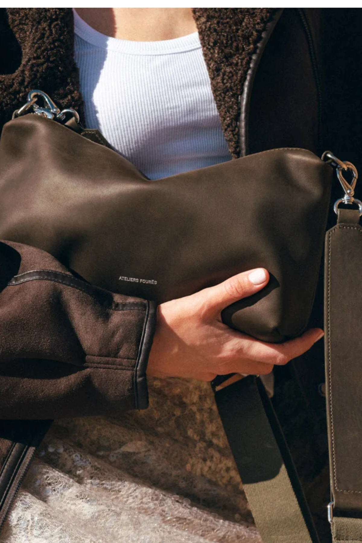 Sac porté croisé en cuir kaki Iliade Classique Ateliers Fourès, bandoulière en toile et cuir, mousquetons argentés