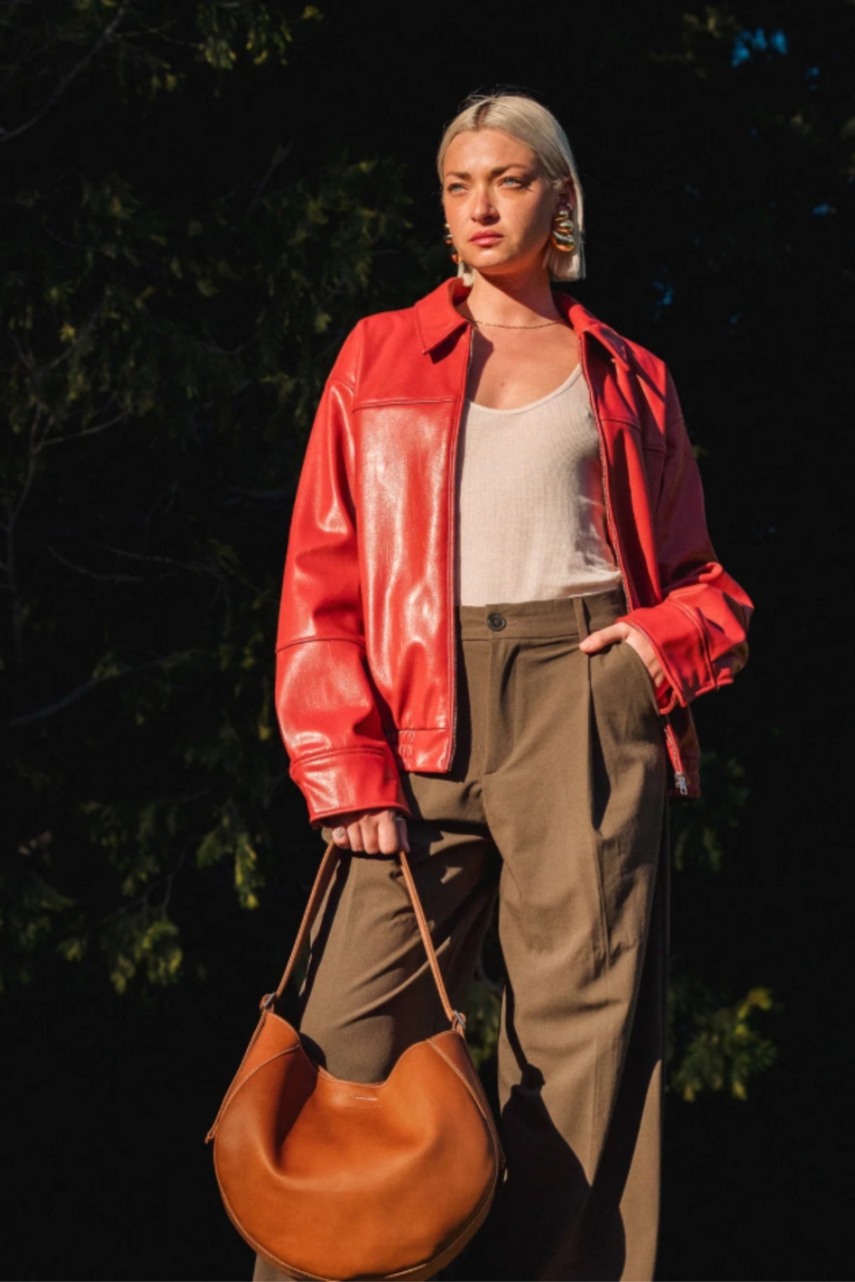 Le sac Etna Atelier Foures couleur camel porté en hiver