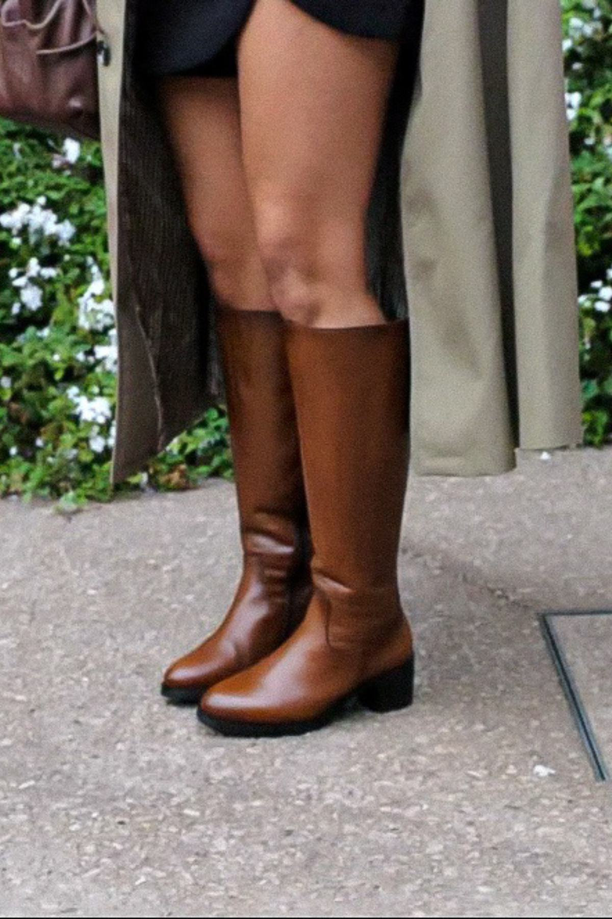 Bottes cavalières en cuir marron cognac Kaola 7282 portées avec un trench beige