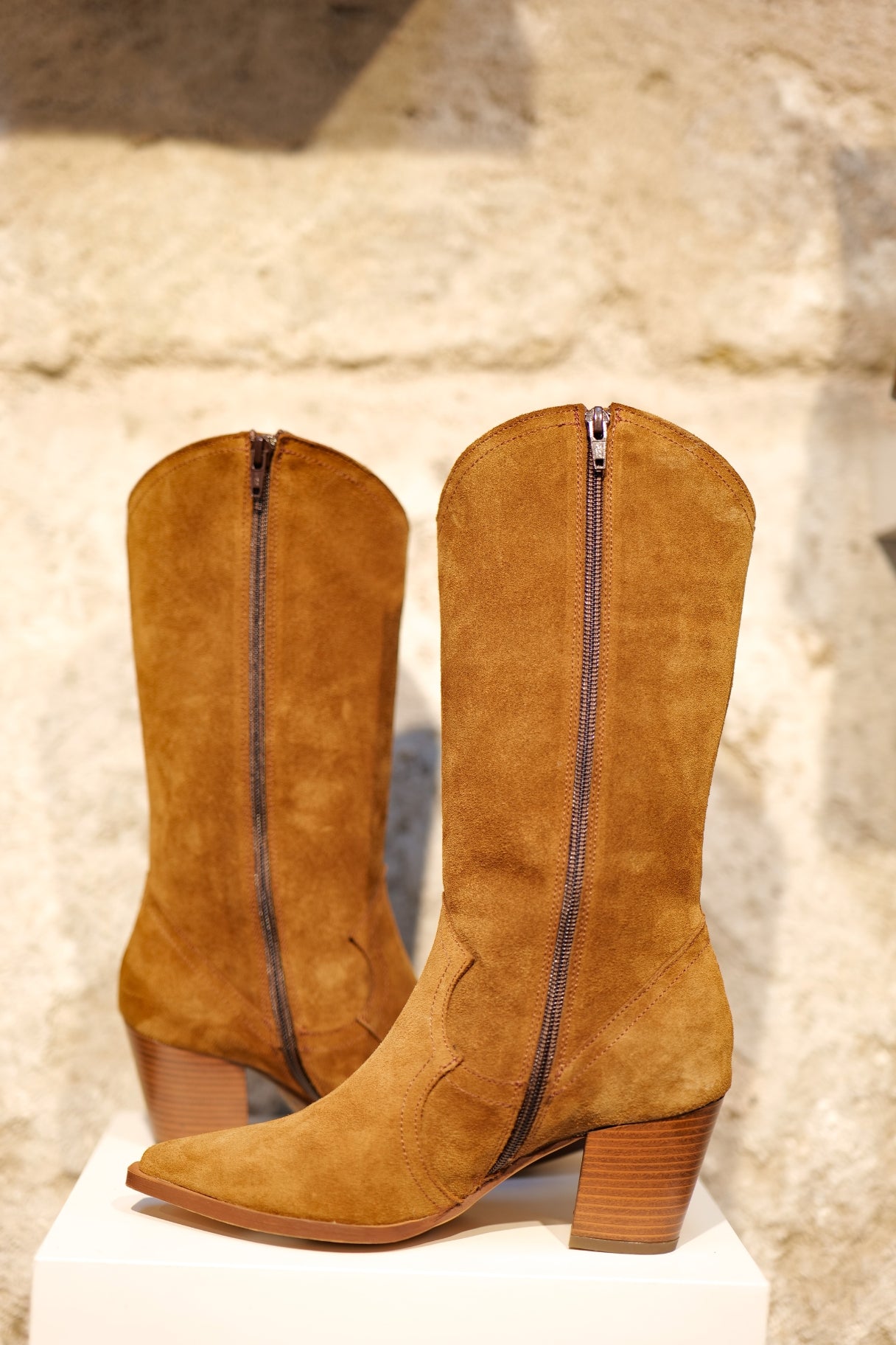 Bottes santiag pointues en cuir suede camel  à talons Patricia Miller - Nappa maroquinerie 