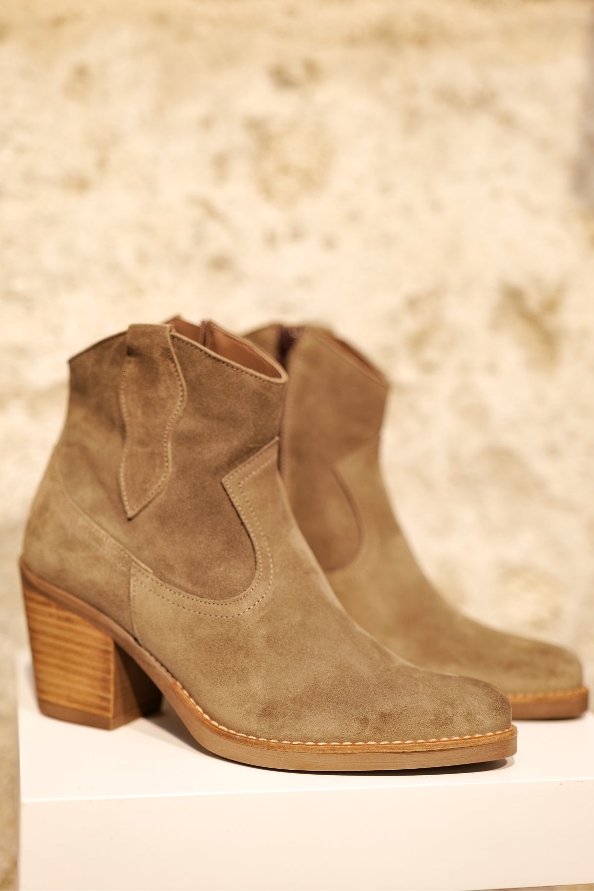 Bottines cow-boy en cuir gris taupe Patricia Miller - Nappa maroquinerie 