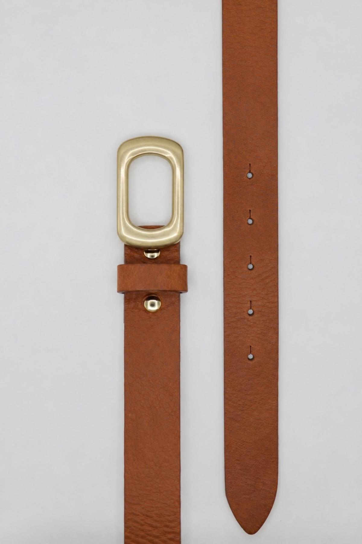 Ceinture Adèle Atelier Nappa à plat : cuir de vachette cognac de 3,5 cm, boucle ovale en zamak doré brossé et passant en cuir