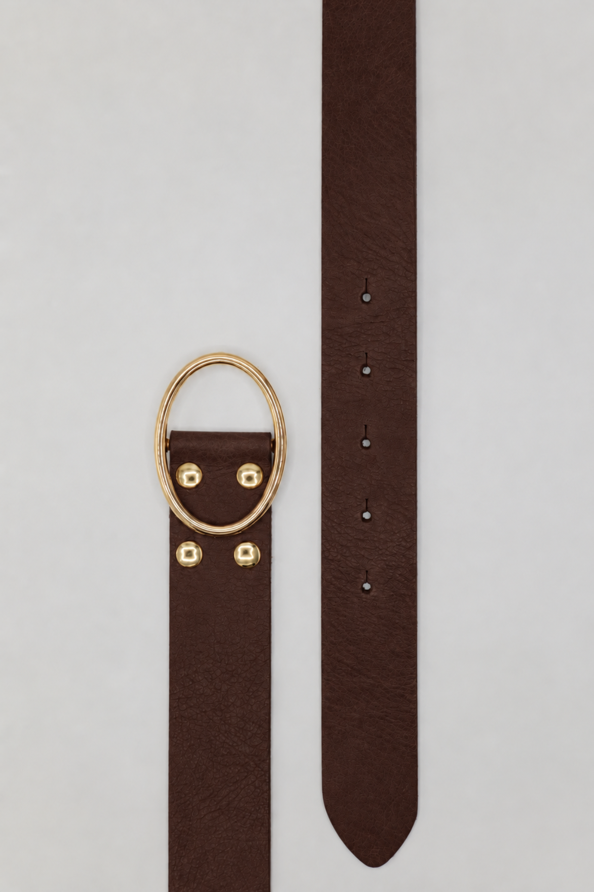 Ceinture Angèle Atelier Nappa à plat : cuir de vachette marron foncé, boucle ovale dorée et quatre rivets dorés.