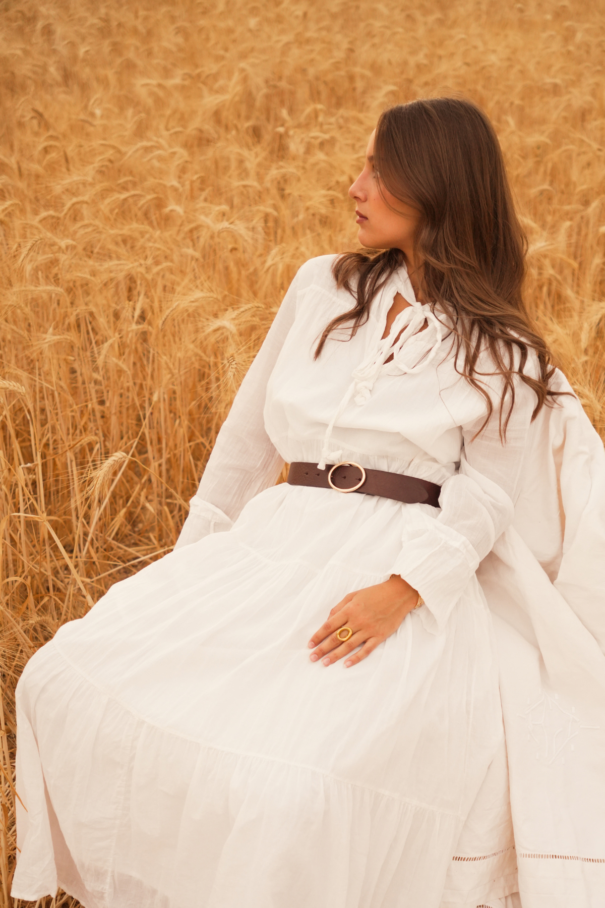 Ceinture femme en cuir marron Angèle Atelier Nappa portée sur une robe longue