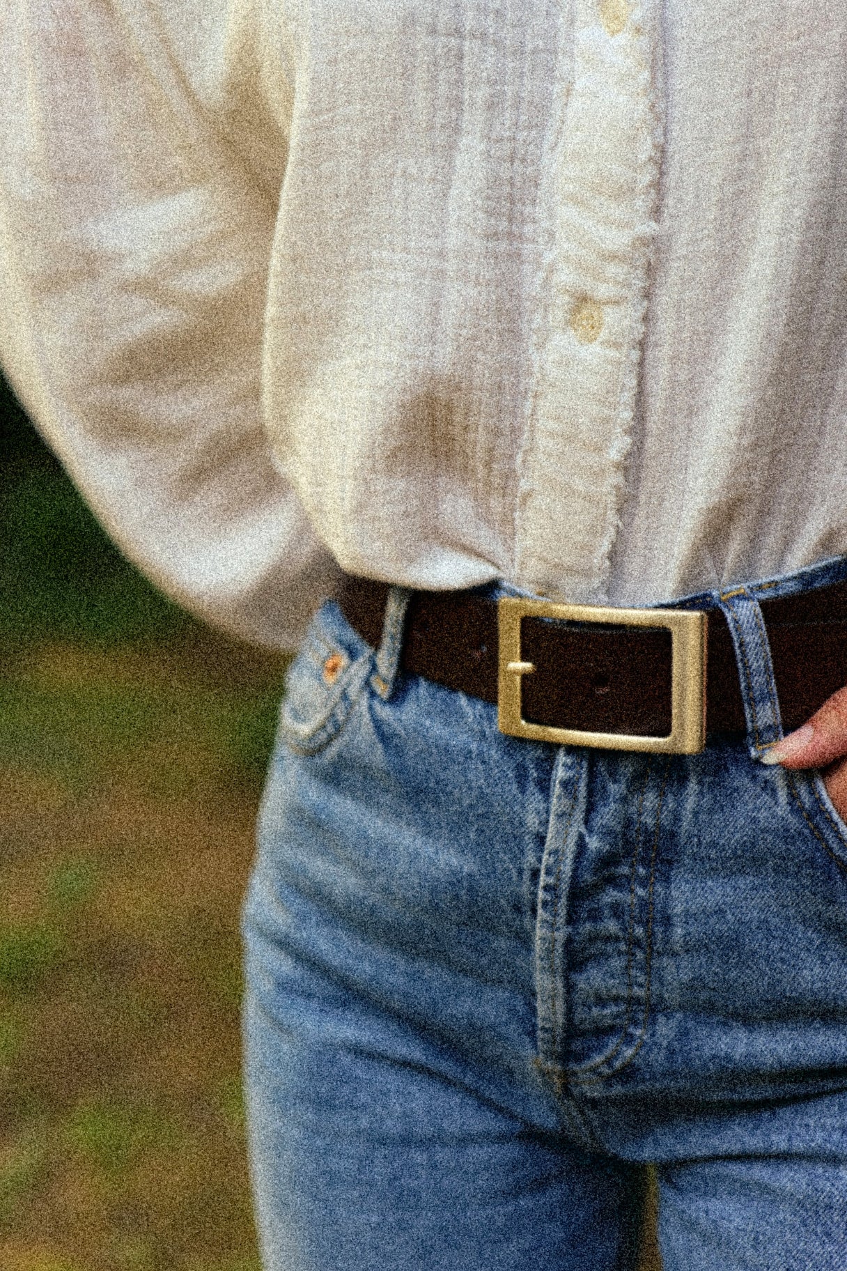 Ceinture en cuir marron avec boucle rectangle dorée