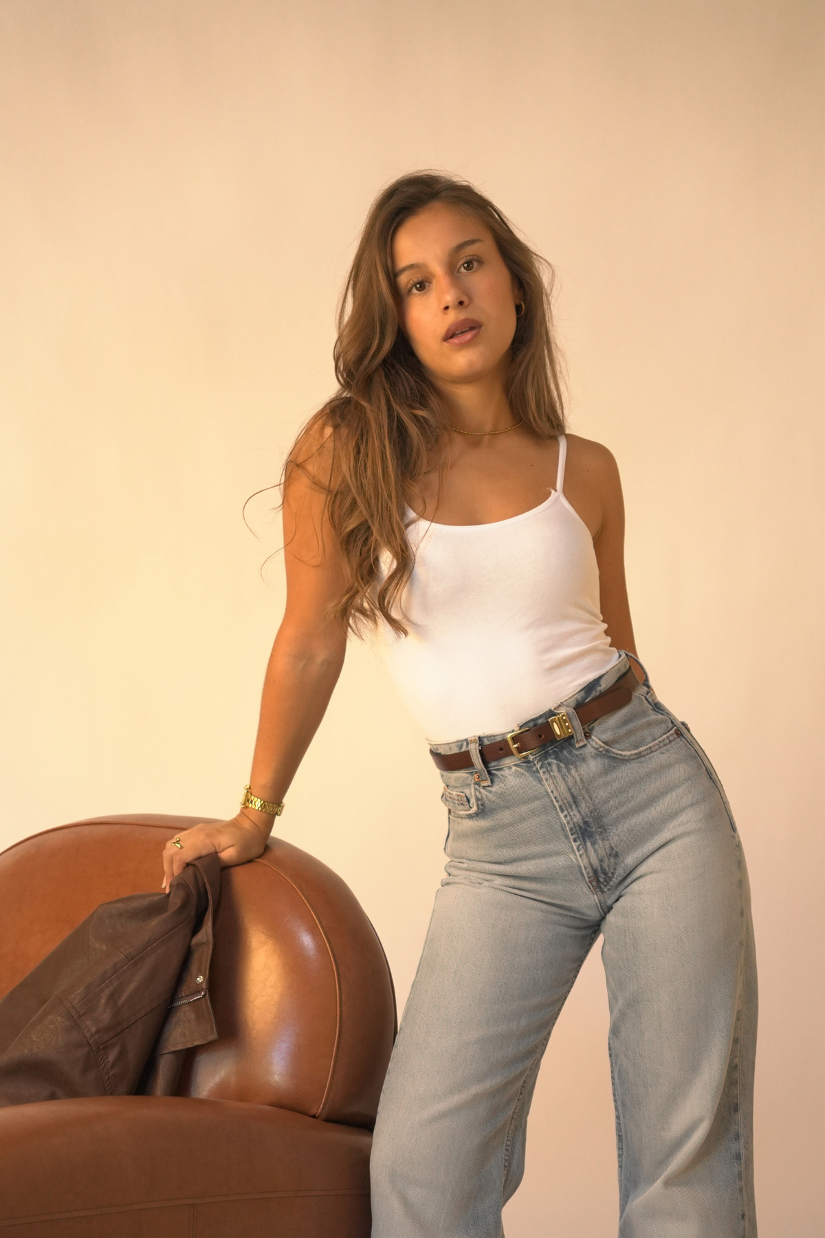 Ceinture femme fine en cuir chocolat Arwen Atelier Nappa, look élégant avec jean large clair