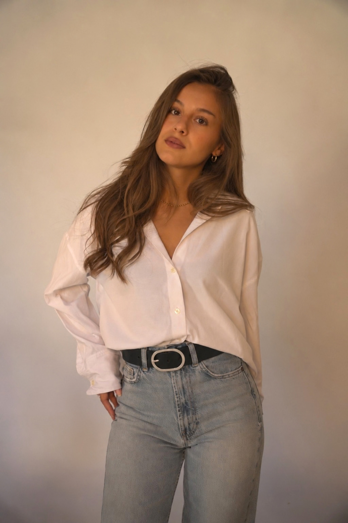 Ceinture large Chloé Atelier Nappa en cuir noir à boucle ovale argent brossé, portée sur un jean clair avec une chemise blanche