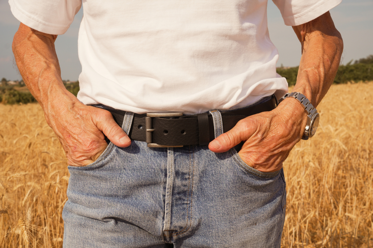 Ceinture en cuir noir pour homme Max Atelier Nappa portée sur un jean délavé dans un champ de blé