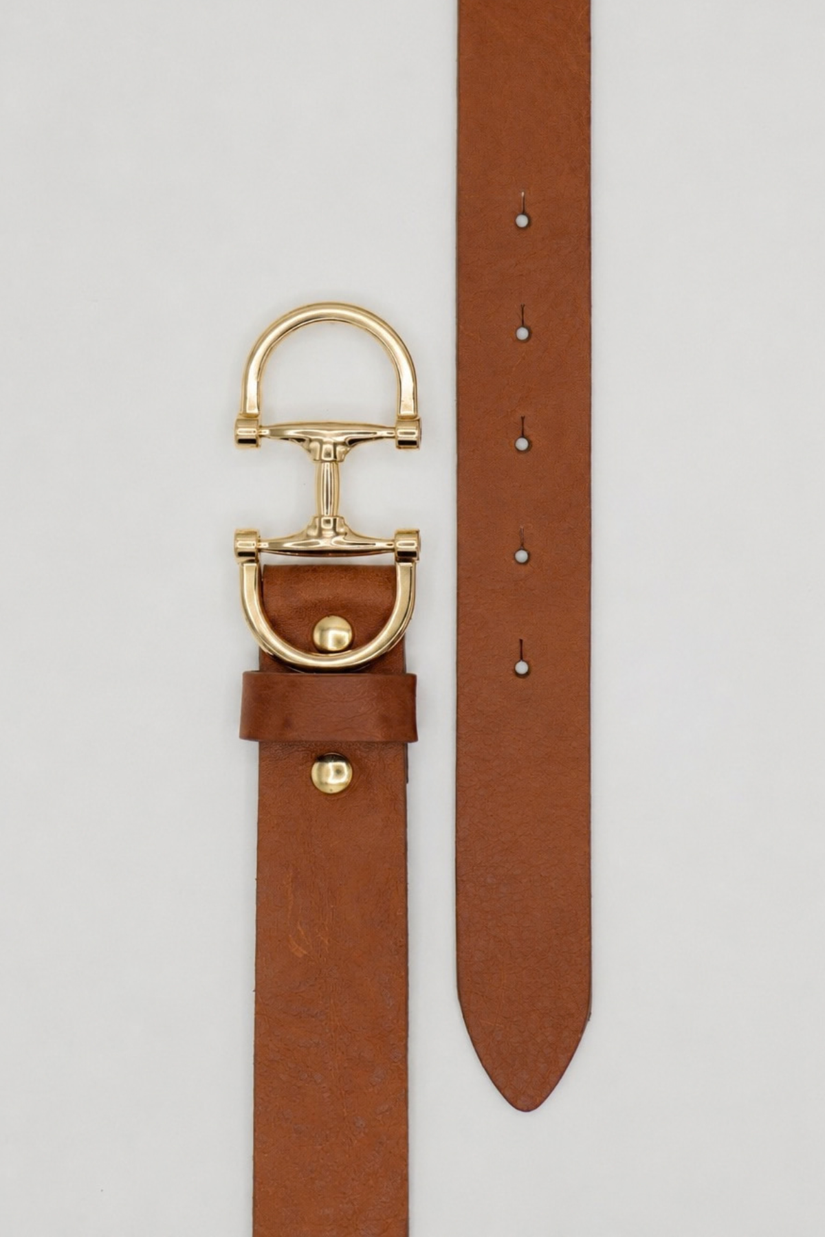 Ceinture Jeanne Atelier Nappa à plat : cuir de vachette camel de 3 cm, boucle mors dorée, rivets dorés et passant en cuir