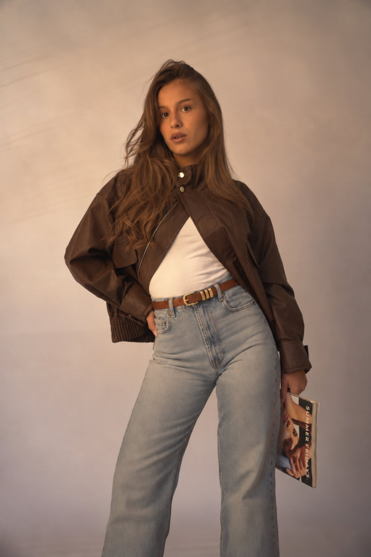 Ceinture fine en cuir cognac Luma Atelier Nappa portée sur un jean taille haute