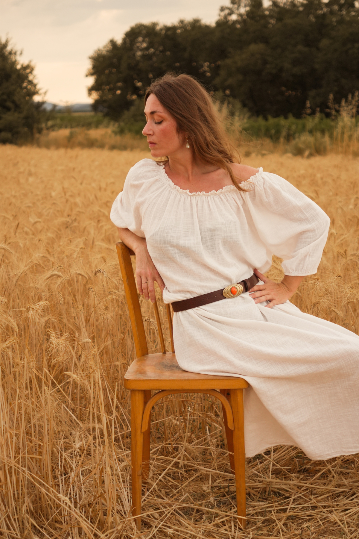 Ceinture femme en cuir marron Maryse Atelier Nappa, look bohème années 70 sur une robe en lin blanc