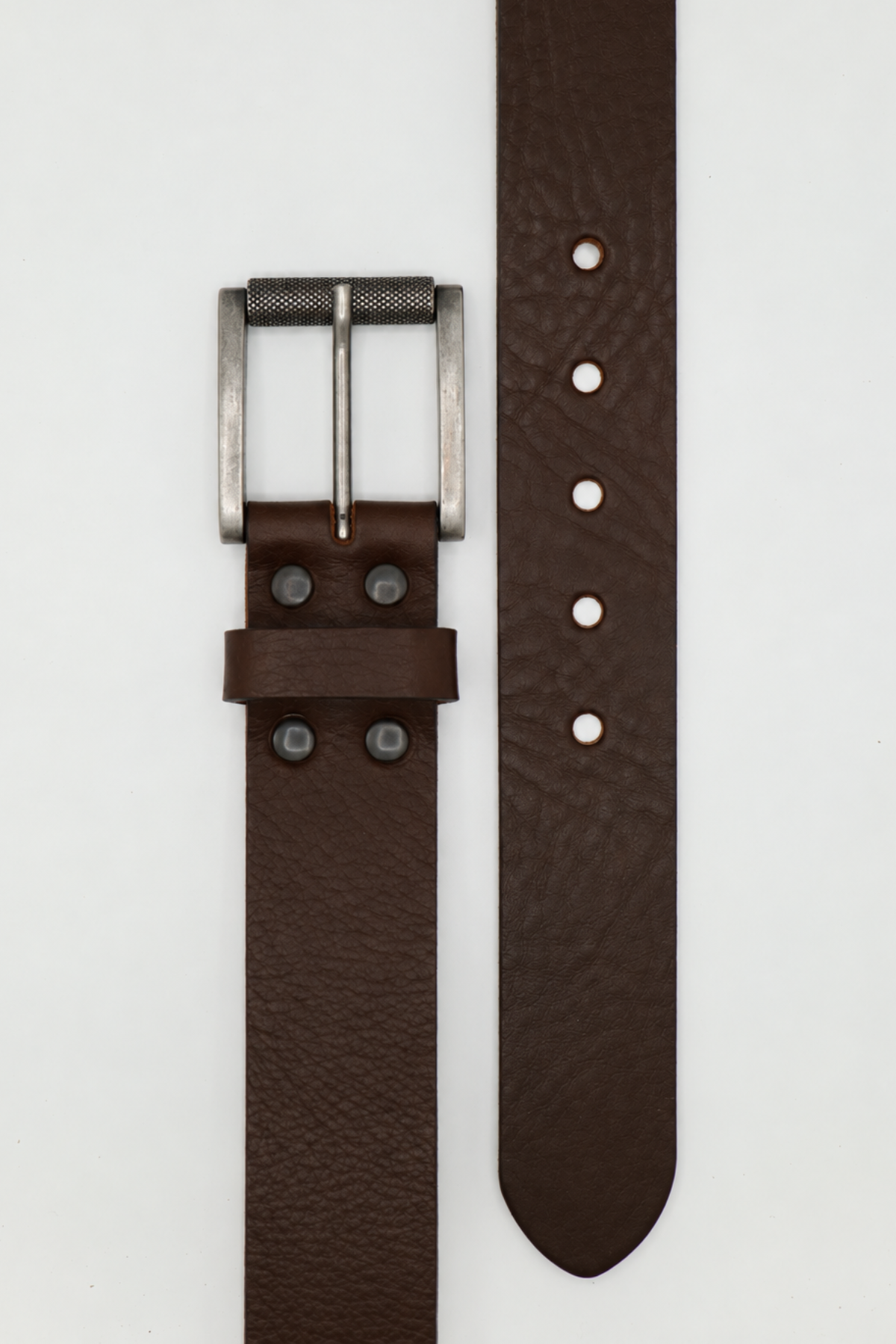 Ceinture homme Max Atelier Nappa à plat : cuir marron foncé de 4 cm, boucle à rouleau, quatre rivets et passant en cuir