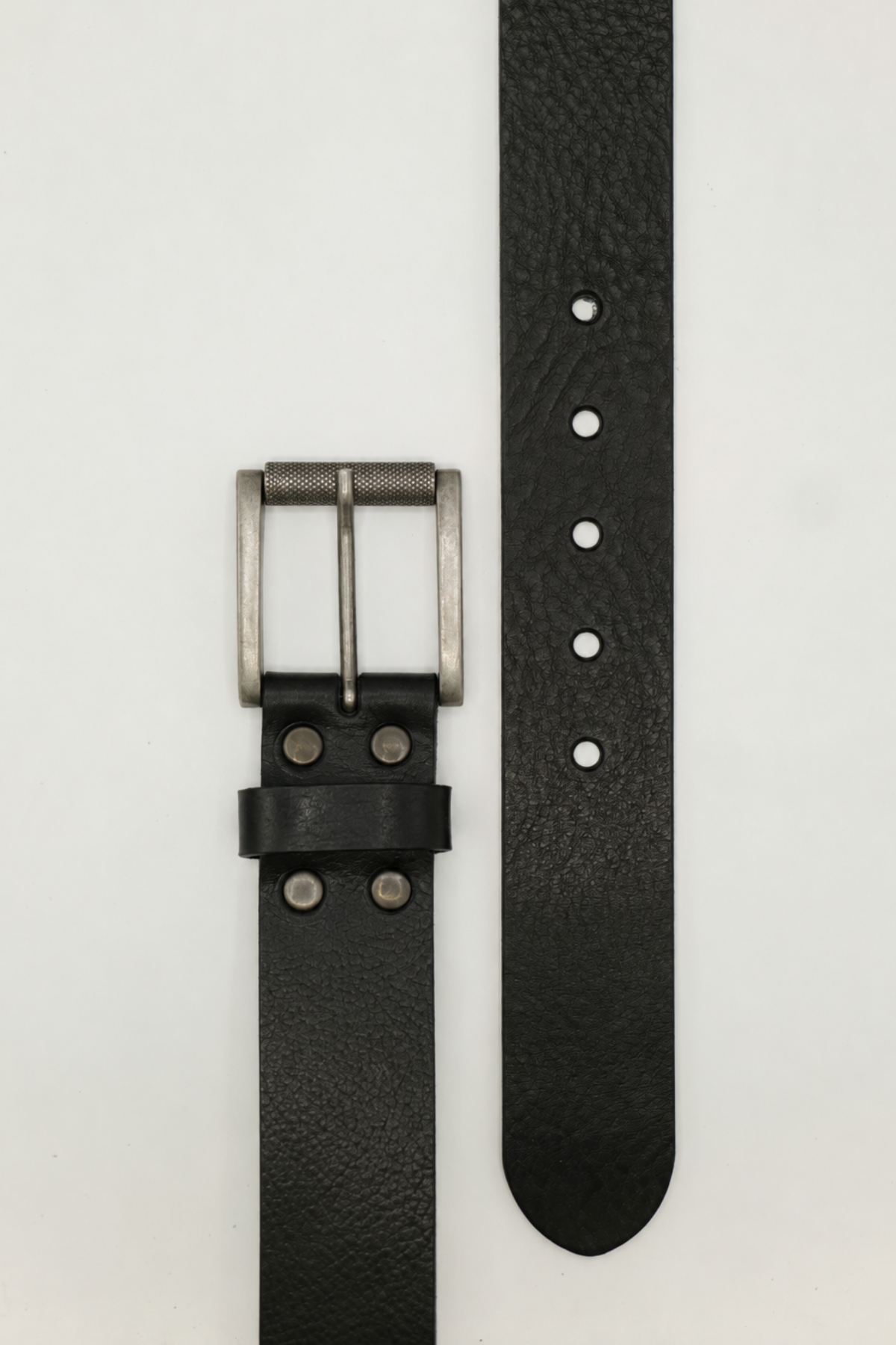 Ceinture homme Max Atelier Nappa à plat : cuir pleine fleur noir de 4 cm, boucle à rouleau, quatre rivets et passant en cuir