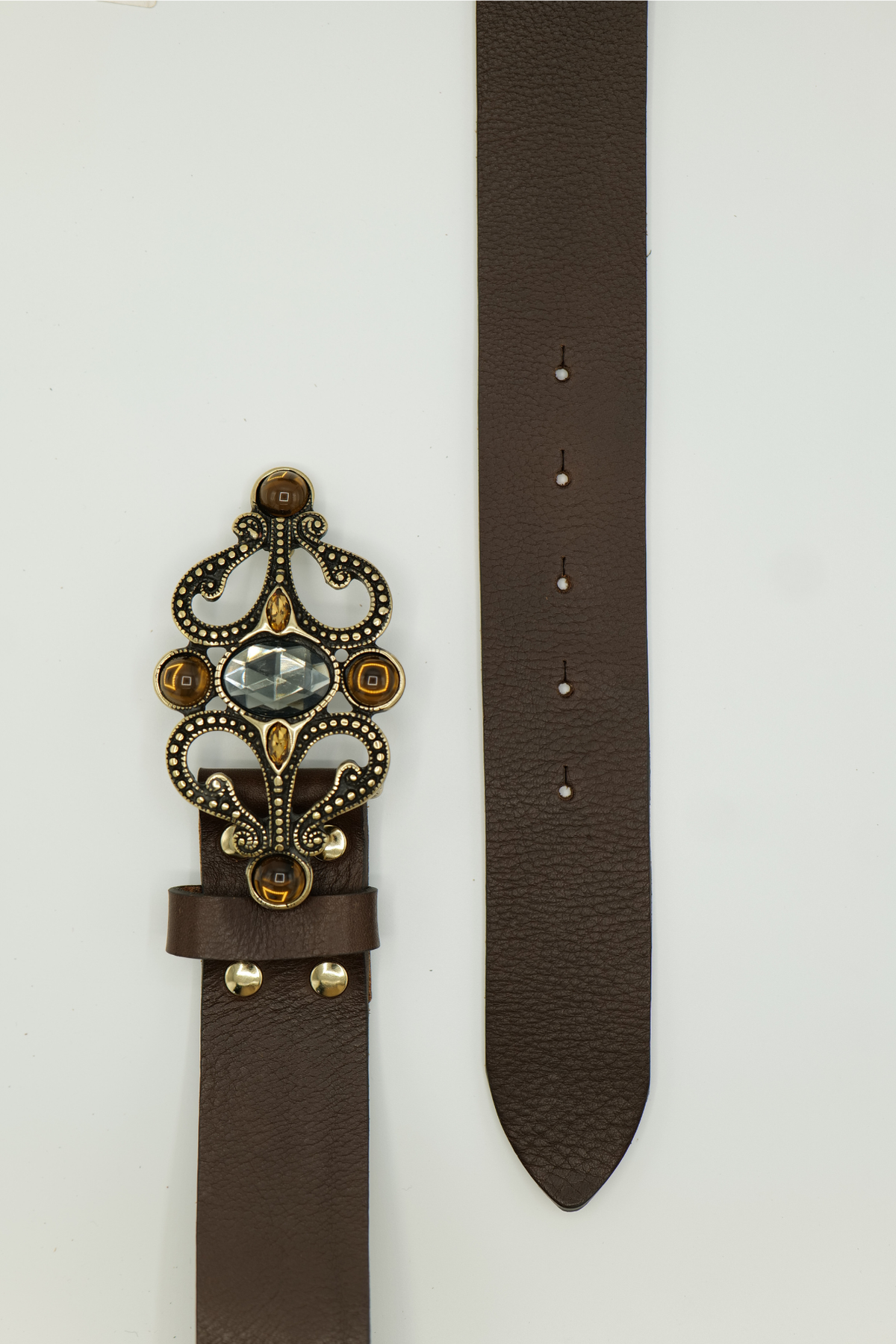 Ceinture femme large en cuir marron Véra Atelier Nappa à boucle arabesque dorée, portée sur un jean taille haute