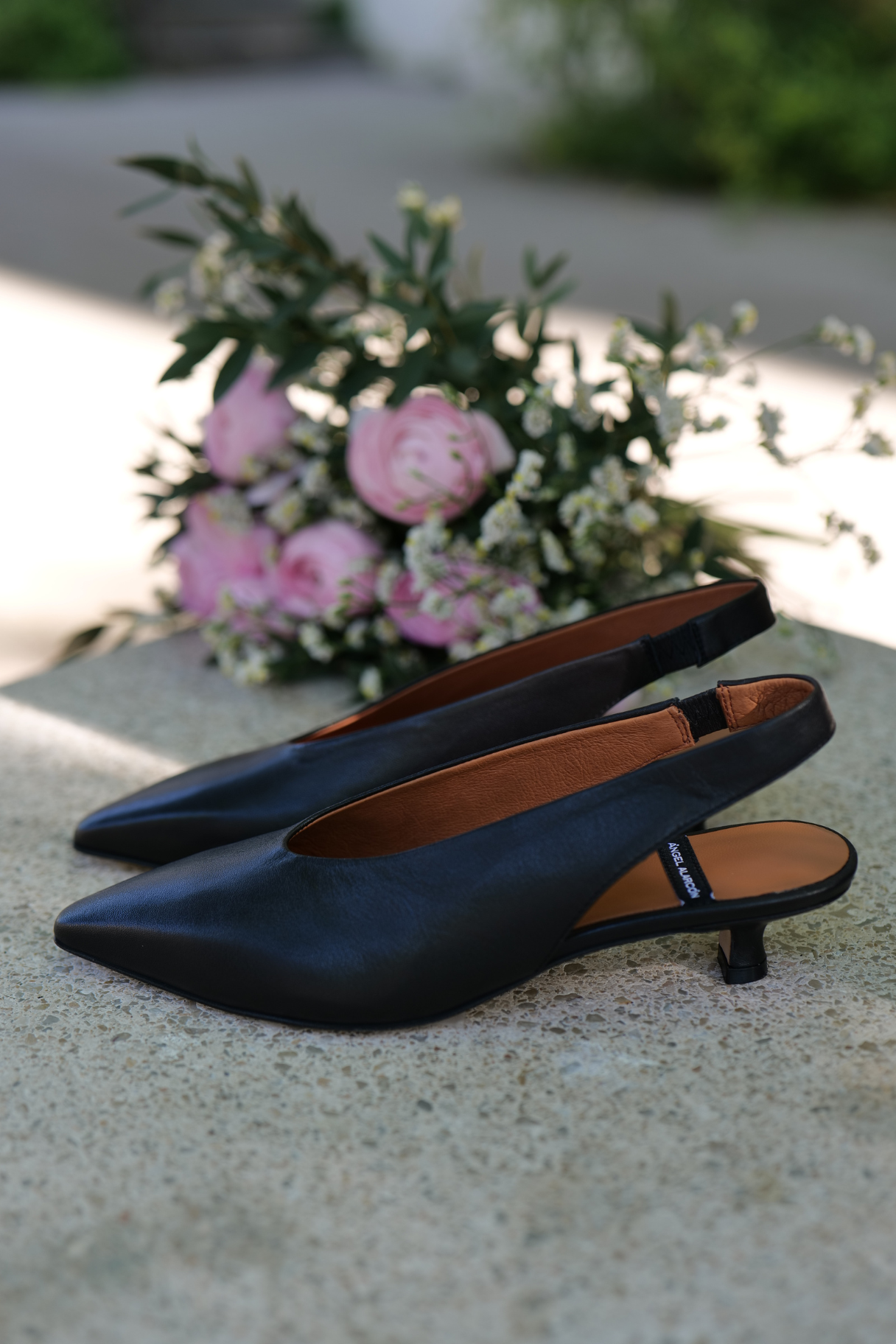 Escarpins slingback cuir noir Sonia Ángel Alarcón, vue de profil