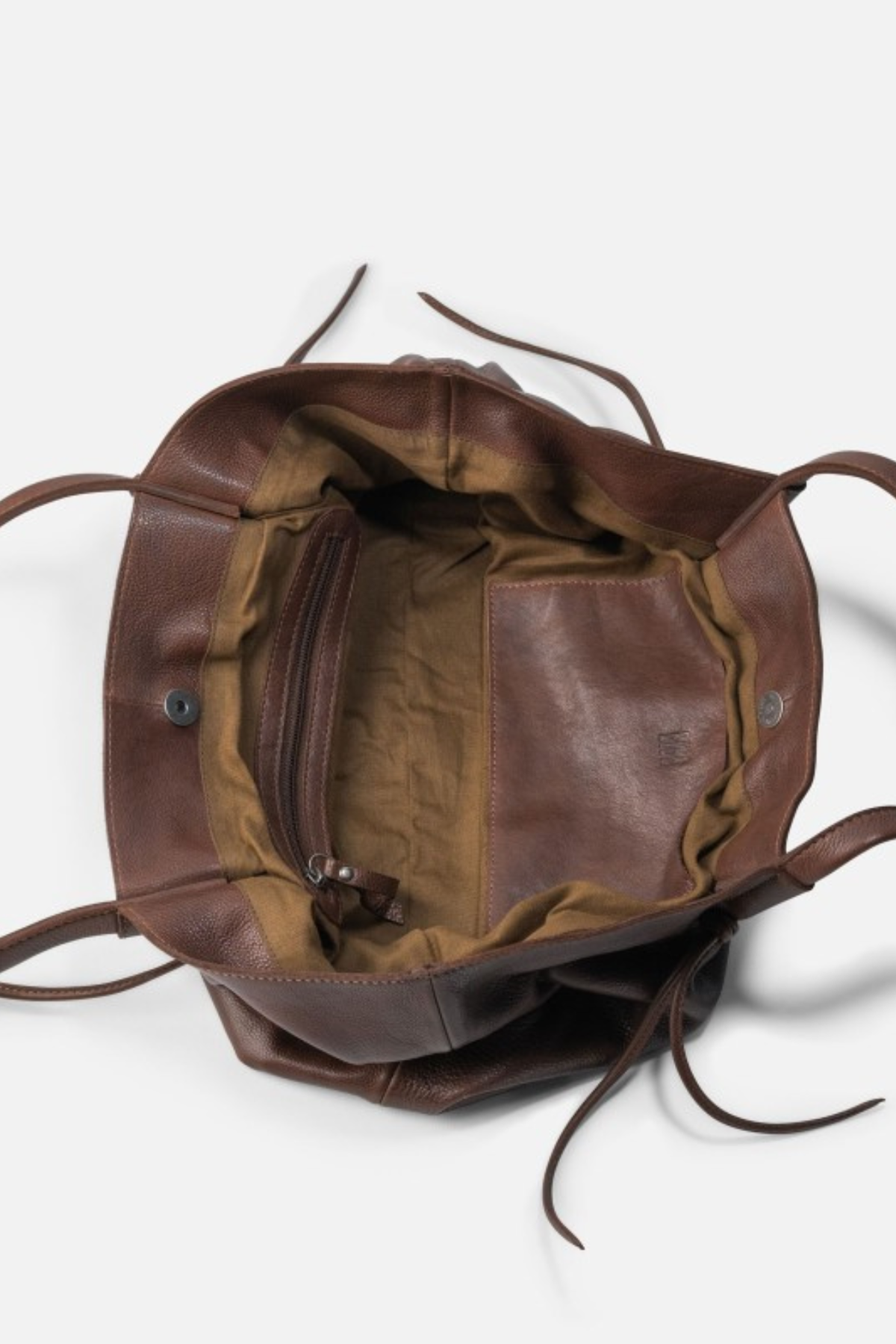 Intérieur du cabas Biba Brumley cognac, doublure coton, poche zippée et fermeture aimantée