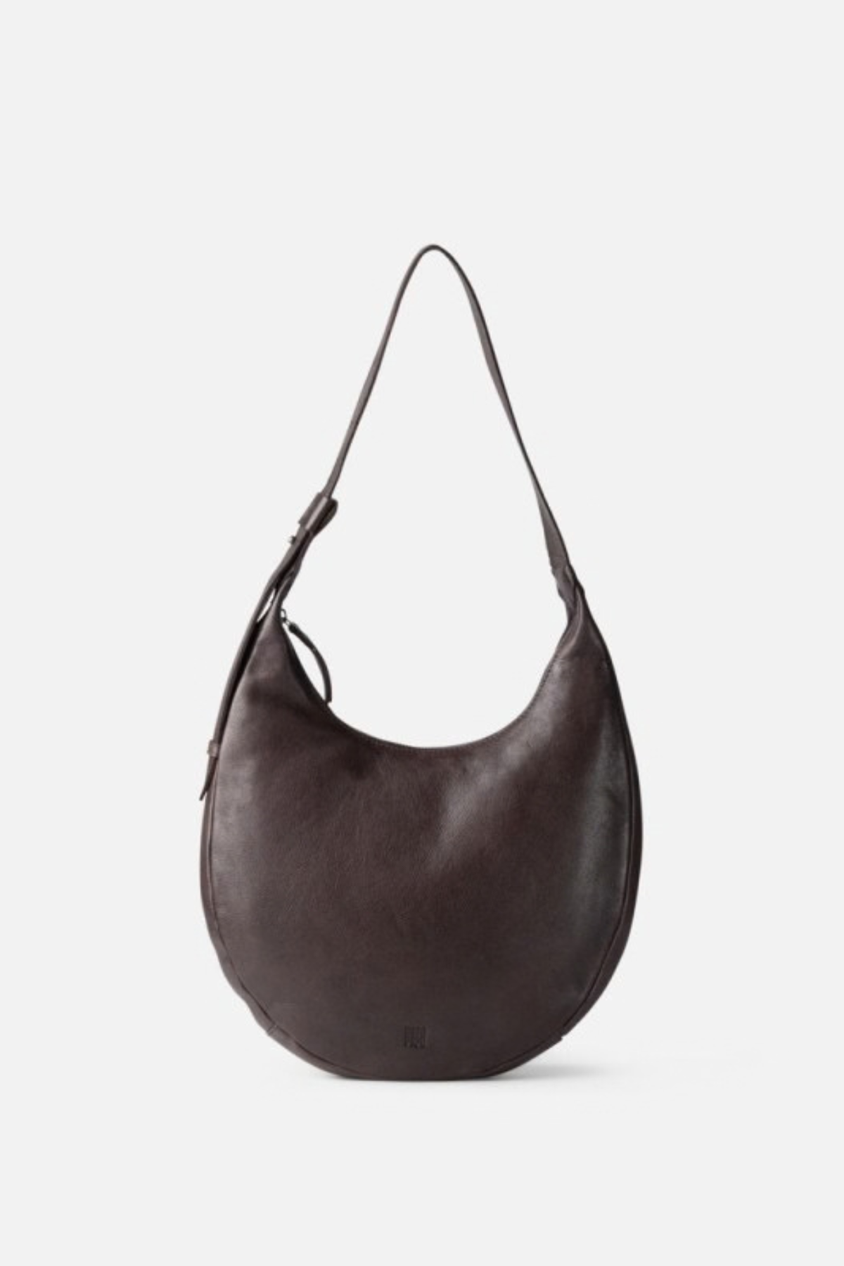 Grand sac hobo plat en cuir lavé violet sombre Biba suspendu par son anse réglable