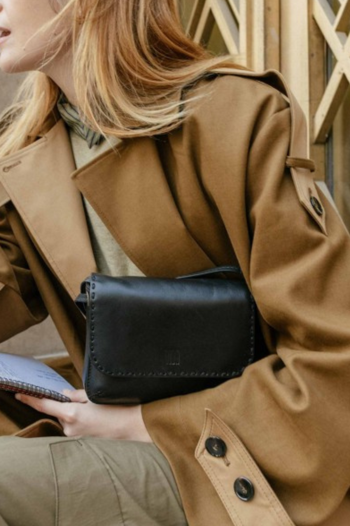 Petite besace en cuir noir Biba Hatch, rabat à bouton surpiqué