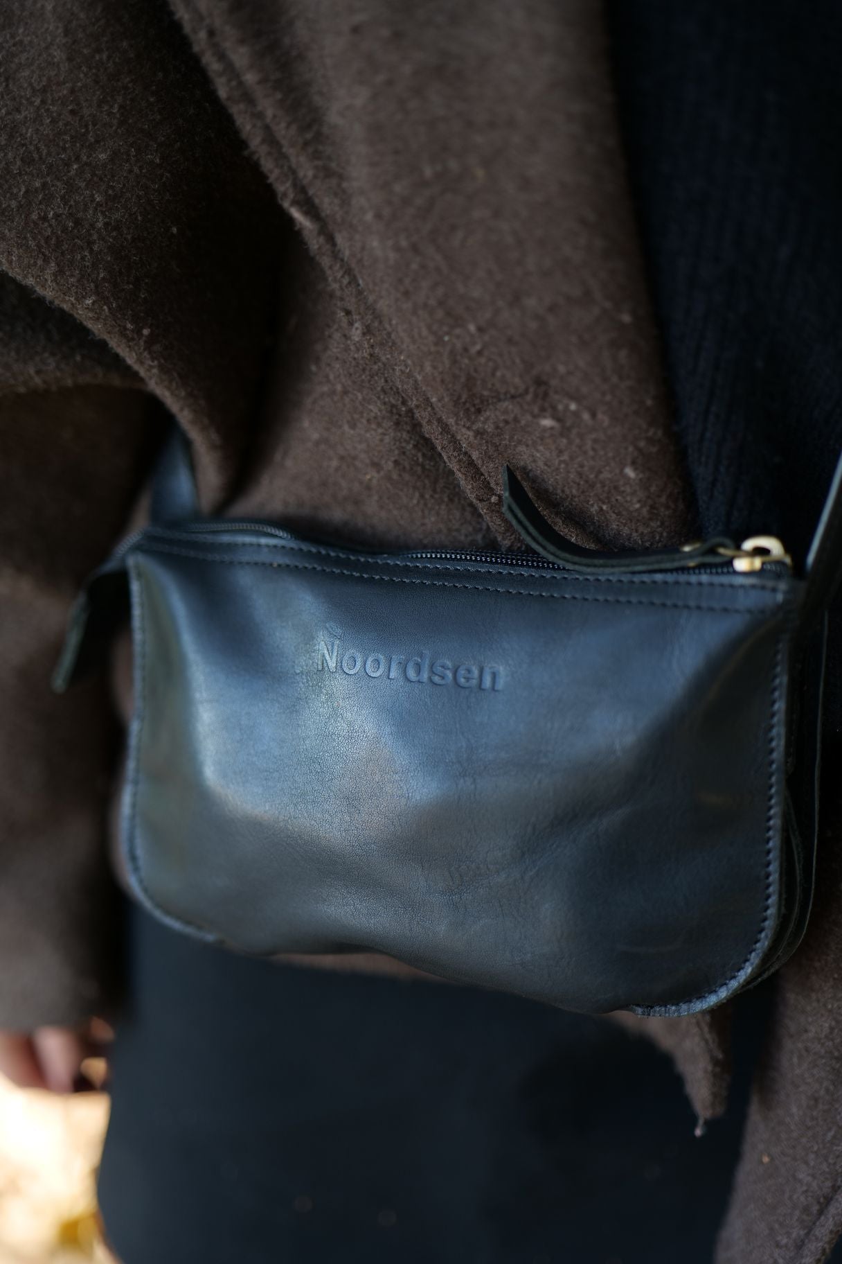Détails petit sac en cuir noir Noordsen 
