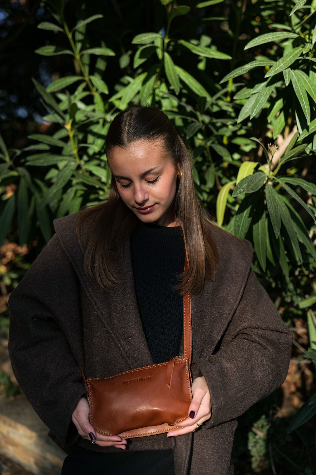 Petit sac bandoulière en cuir châtaigne pour femme Noordsen N003-05