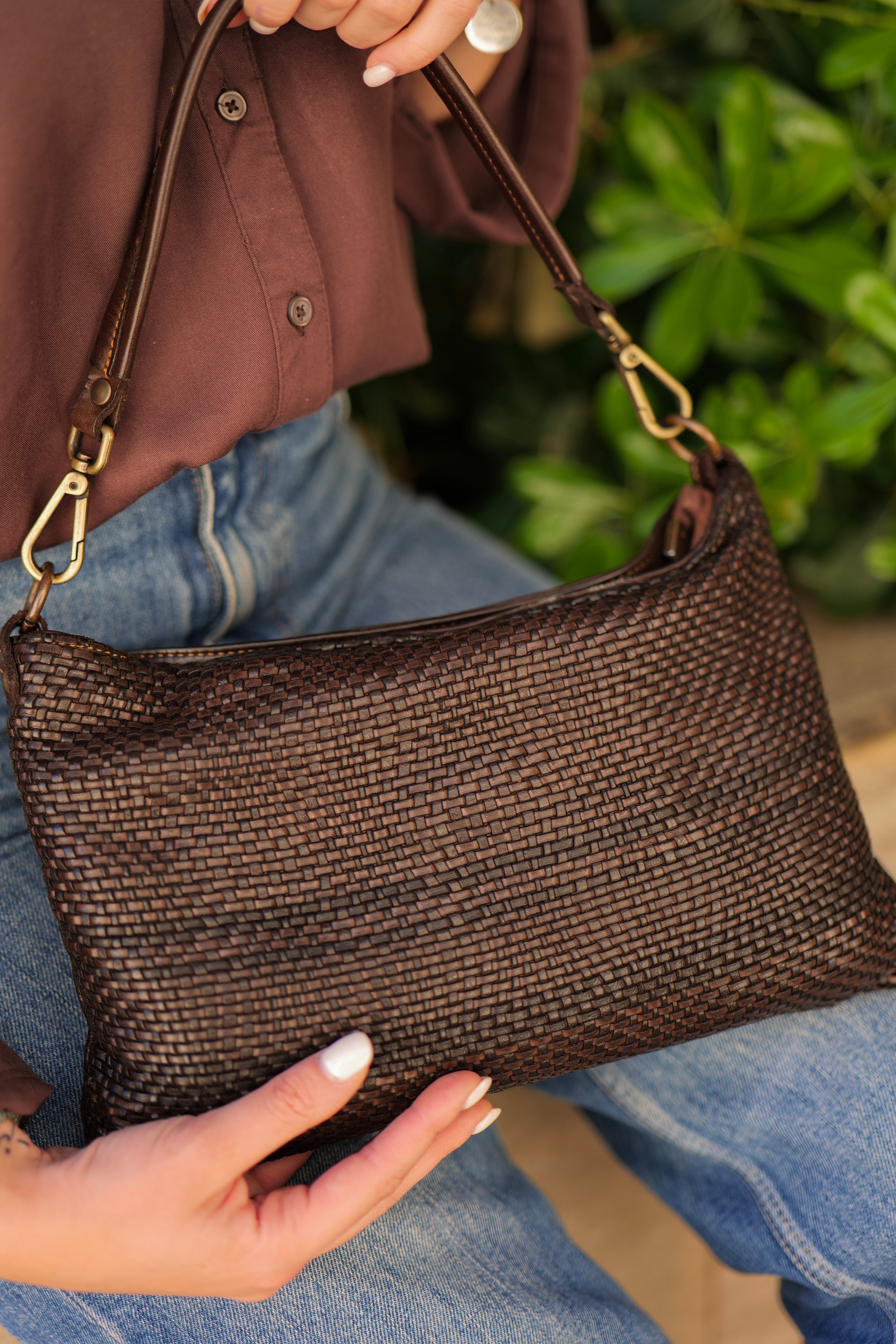 détail de la pochette chocolat tenue à la main