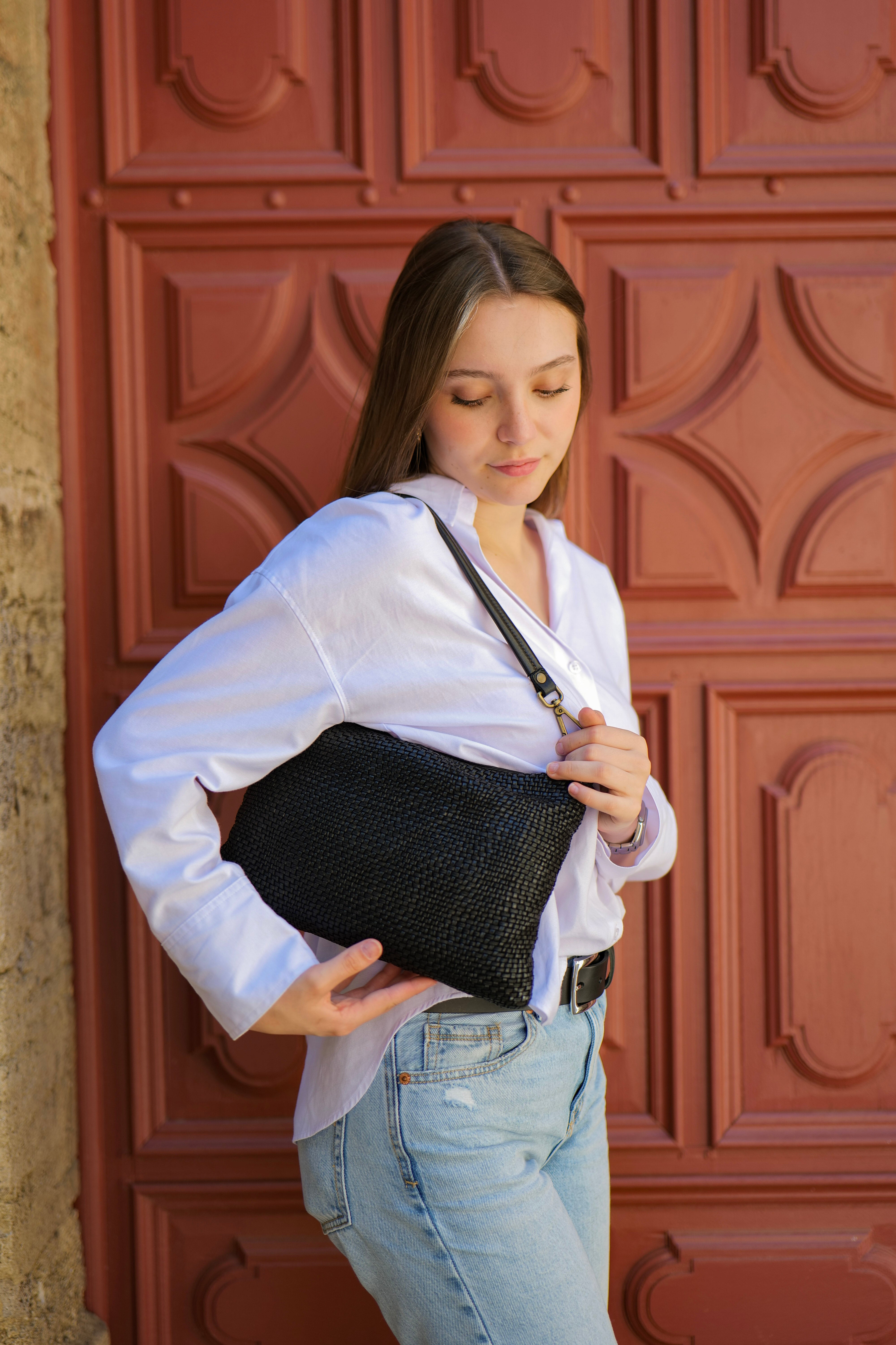 pochette noire Bayside 329 portée à l’épaule avec bandoulière