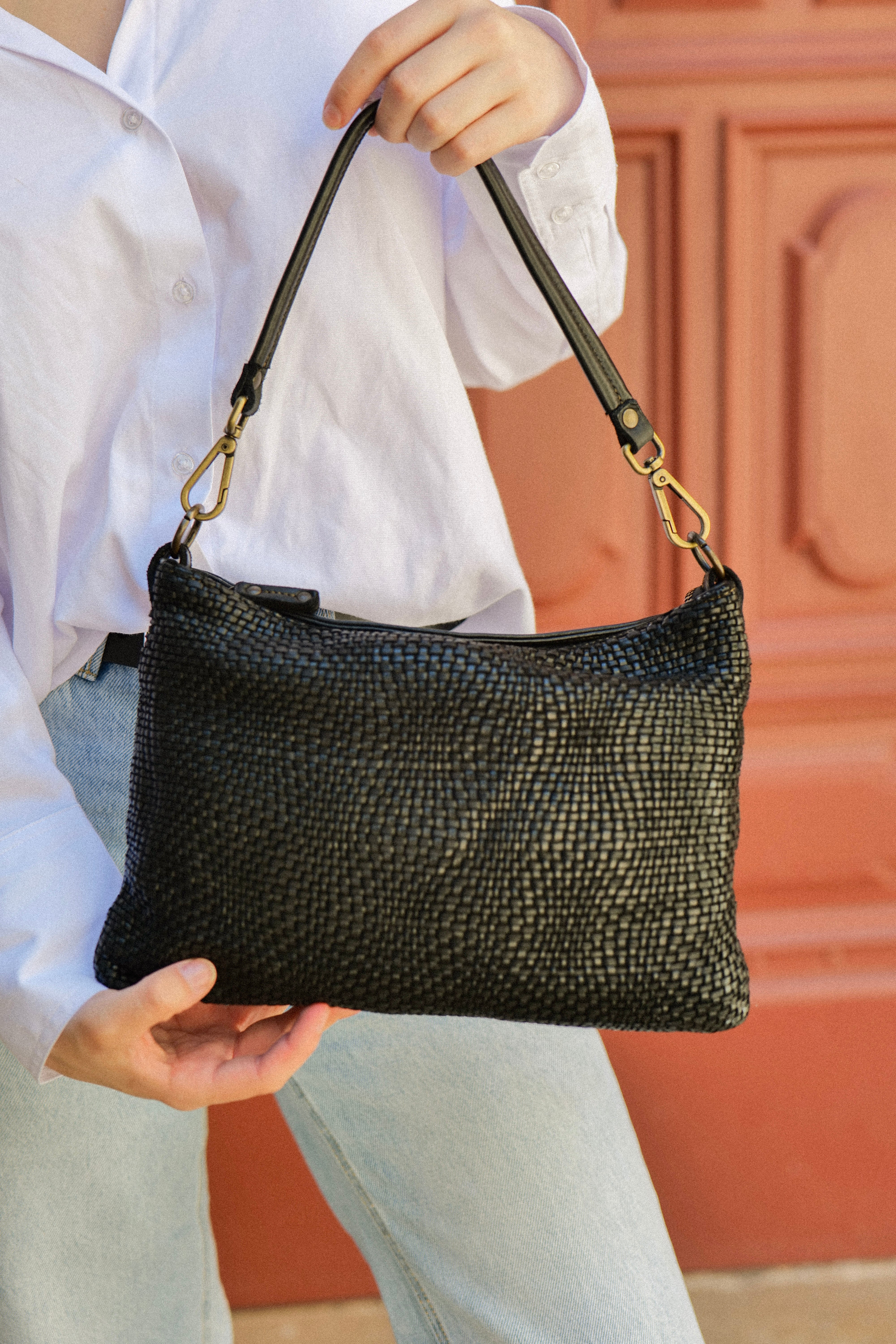 gros plan sur la pochette BS-238 en cuir tressé noir