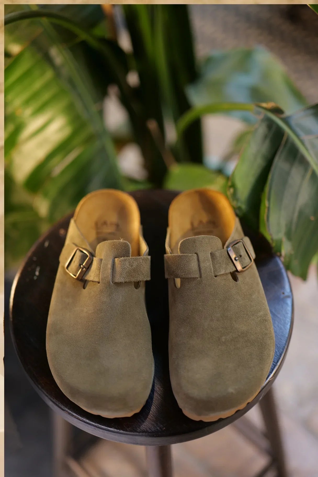 Détail boucle ajustable sabots mules suède kaki I'm Free 86785