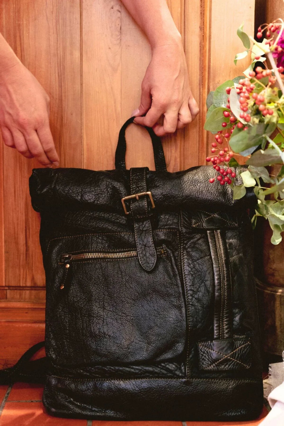 Sac à dos Bayside Bologne en cuir vintage noir tenu par sa poignée