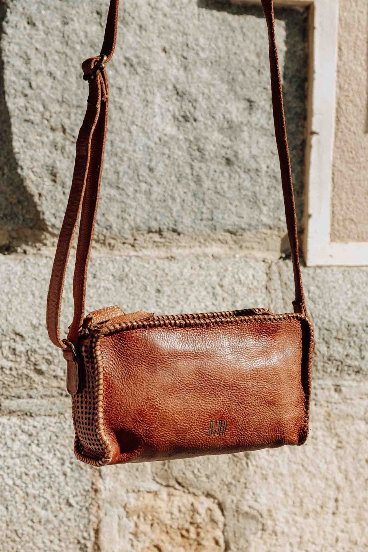 Sac bandoulière BIBA Abbot en cuir lavé perforé camel