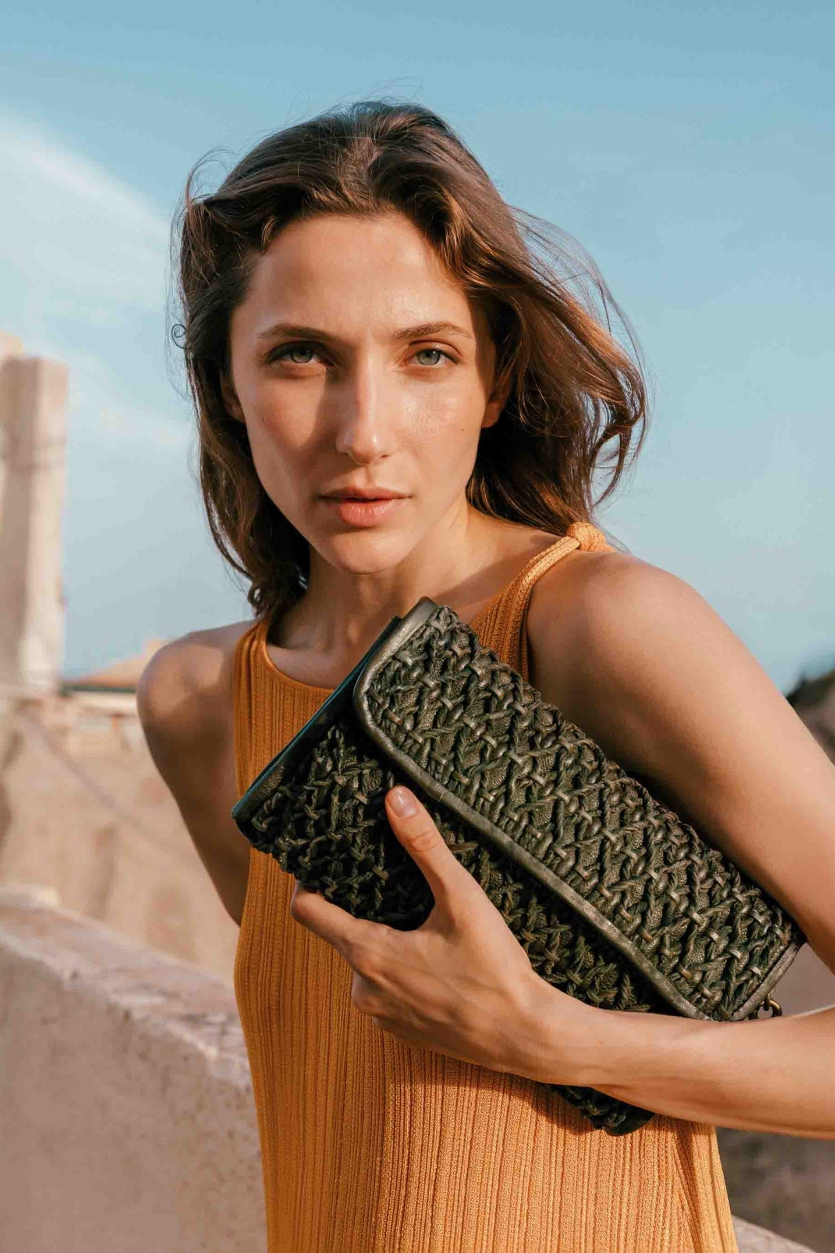Sac bandoulière BIBA Nekimi NEK1L en cuir crochet tressé kaki porté