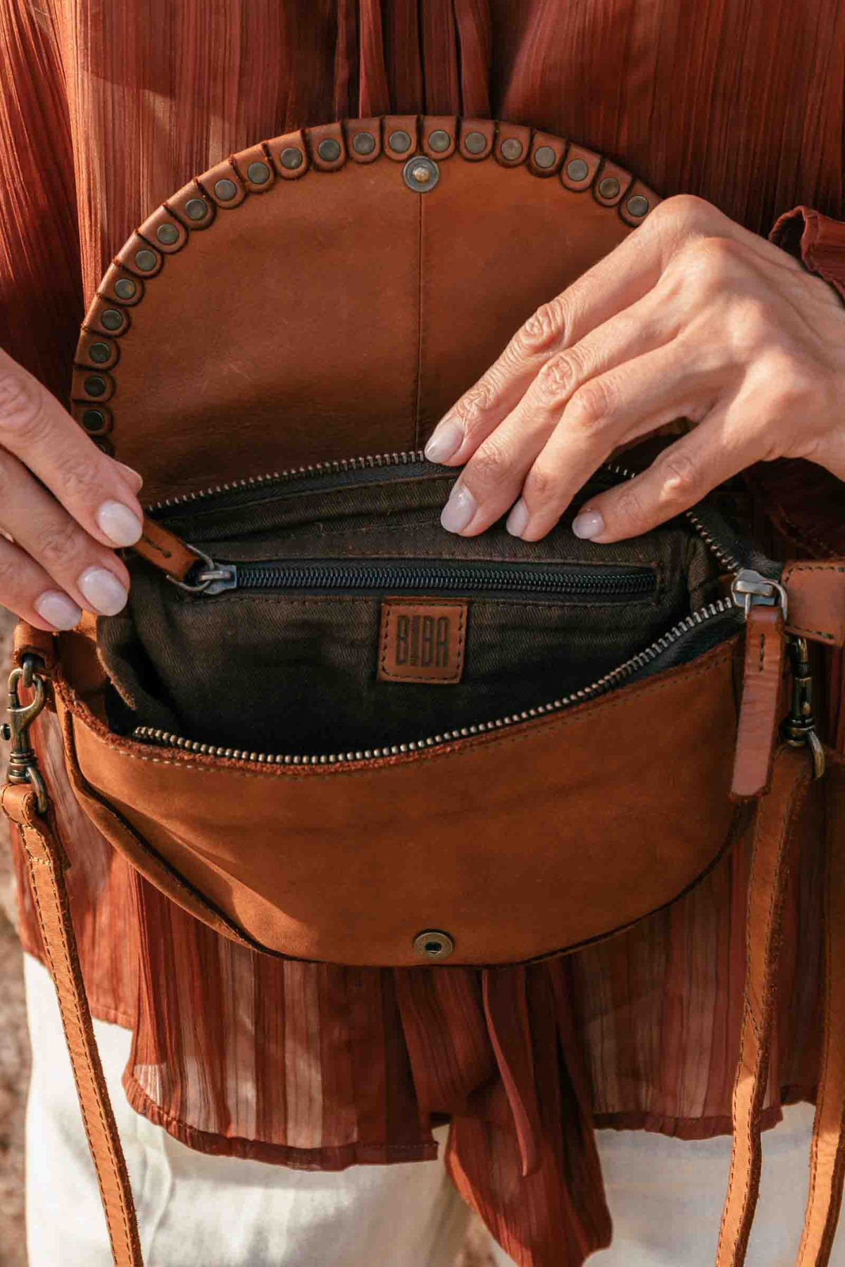Sac bandoulière Yampa YAM1L en cuir camel, rabat arrondi clouté