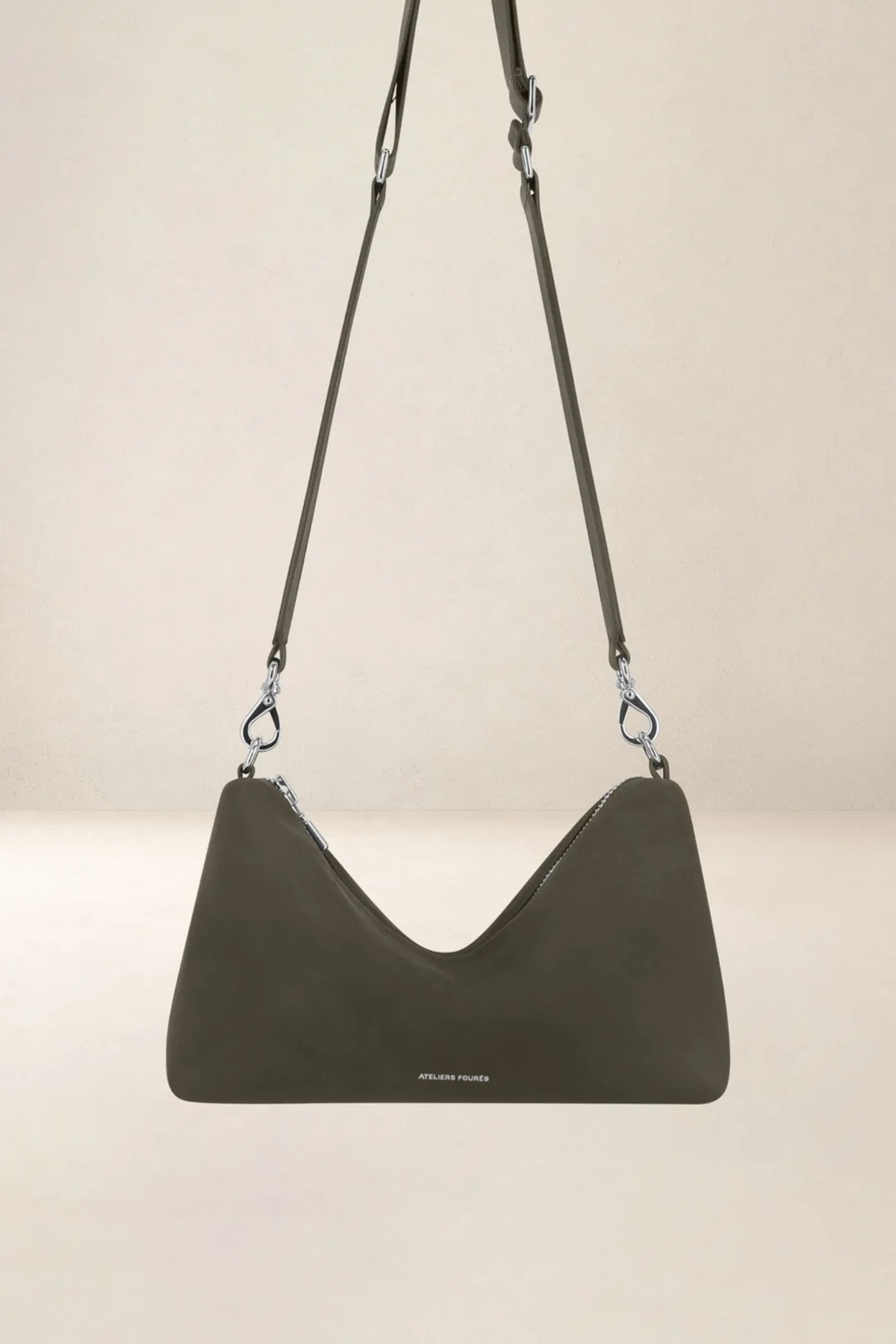 Sac bandoulière zippé en cuir pleine fleur kaki Iliade Classique Ateliers Fourès, vue de face, fabriqué en France