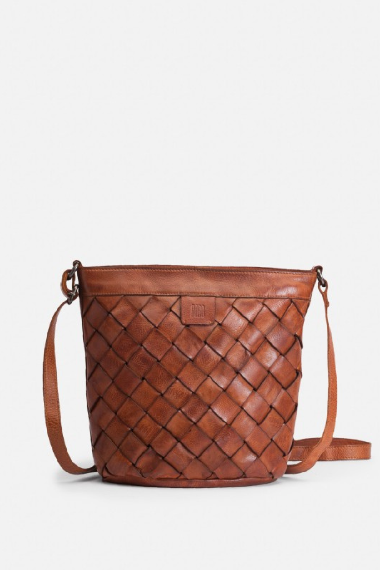 Sac bandoulière seau en cuir de vachette tressé cognac Biba, vue de face