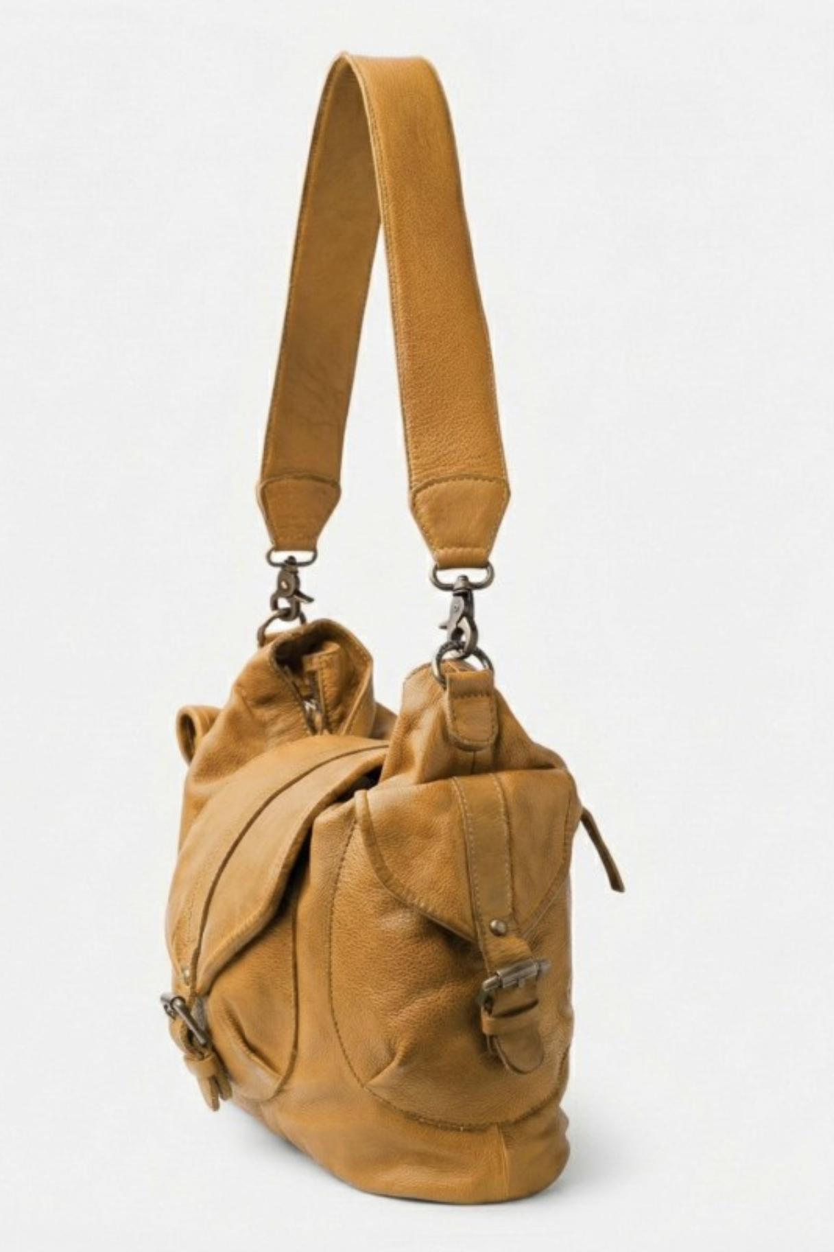 Sac besace en cuir jaune moutarde vue de profil avec bandoulière large amovible et finitions métalliques