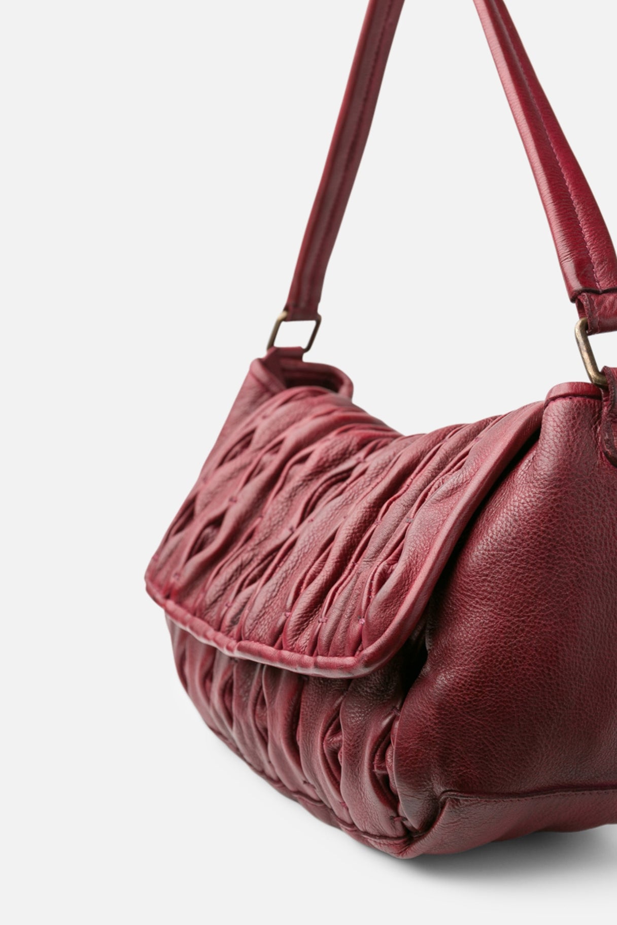 Sac Biba Meyers MEE1L grenat en cuir lavé avec plis sculptés détail rabat