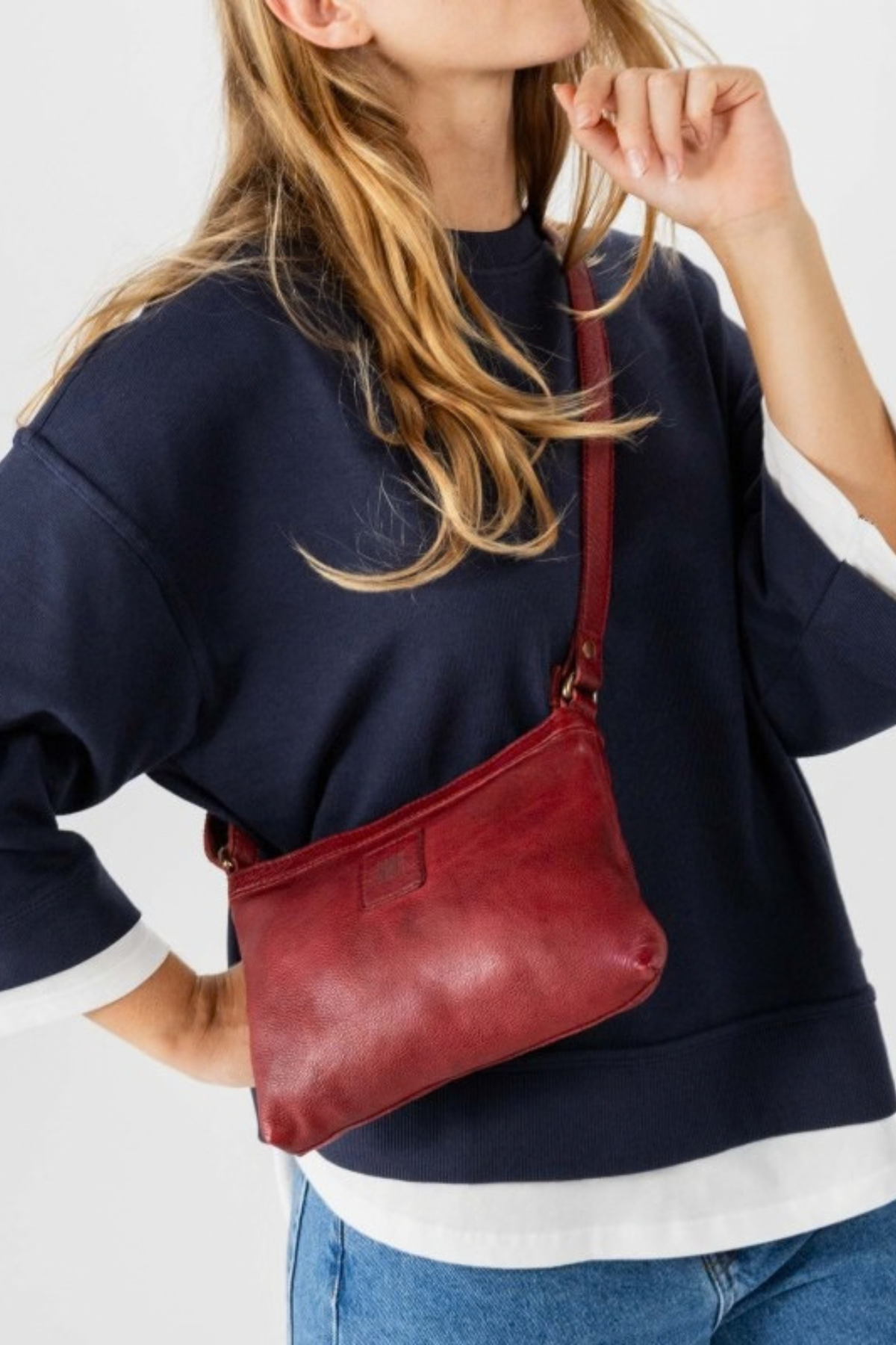 Mini sac bandoulière Boston Mini Biba réf. BT37 en cuir de vachette lavé bordeaux porté croisé