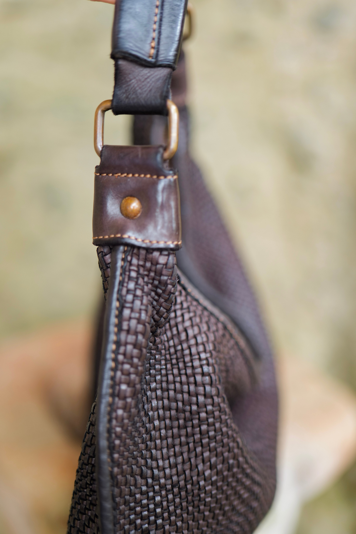 Détail du cuir tressé et des finitions du sac Bayside