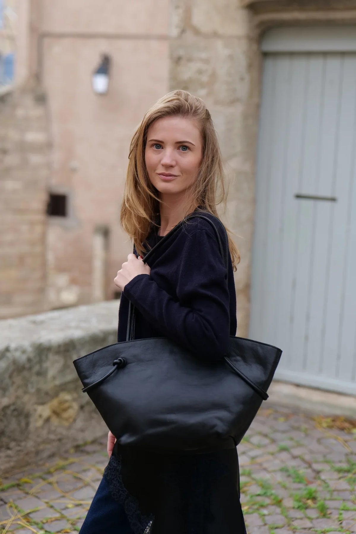 Sac cabas Minot MIN1L BIBA en cuir noir porté épaule
