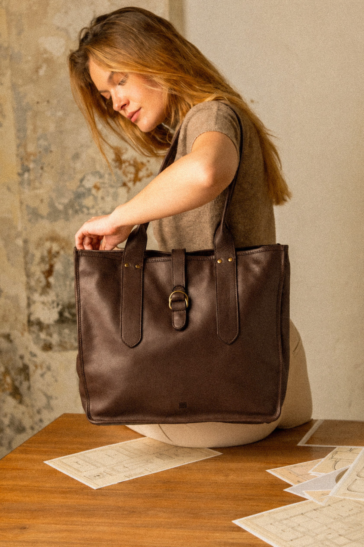 Sac cabas cuir marron foncé Biba Rushville porté à l’épaule
