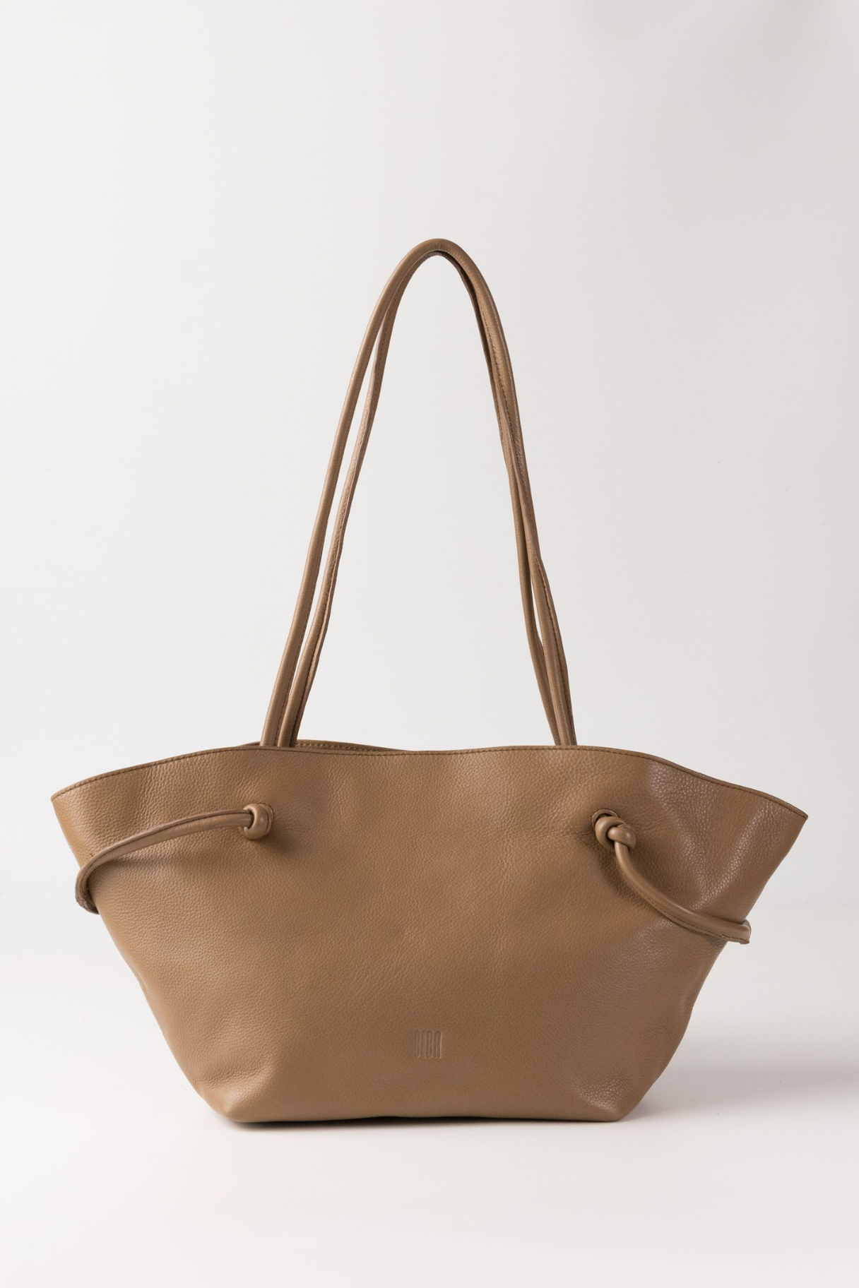 Sac cabas en cuir grainé taupe avec détails noués sur les côtés, anses longues portées épaule